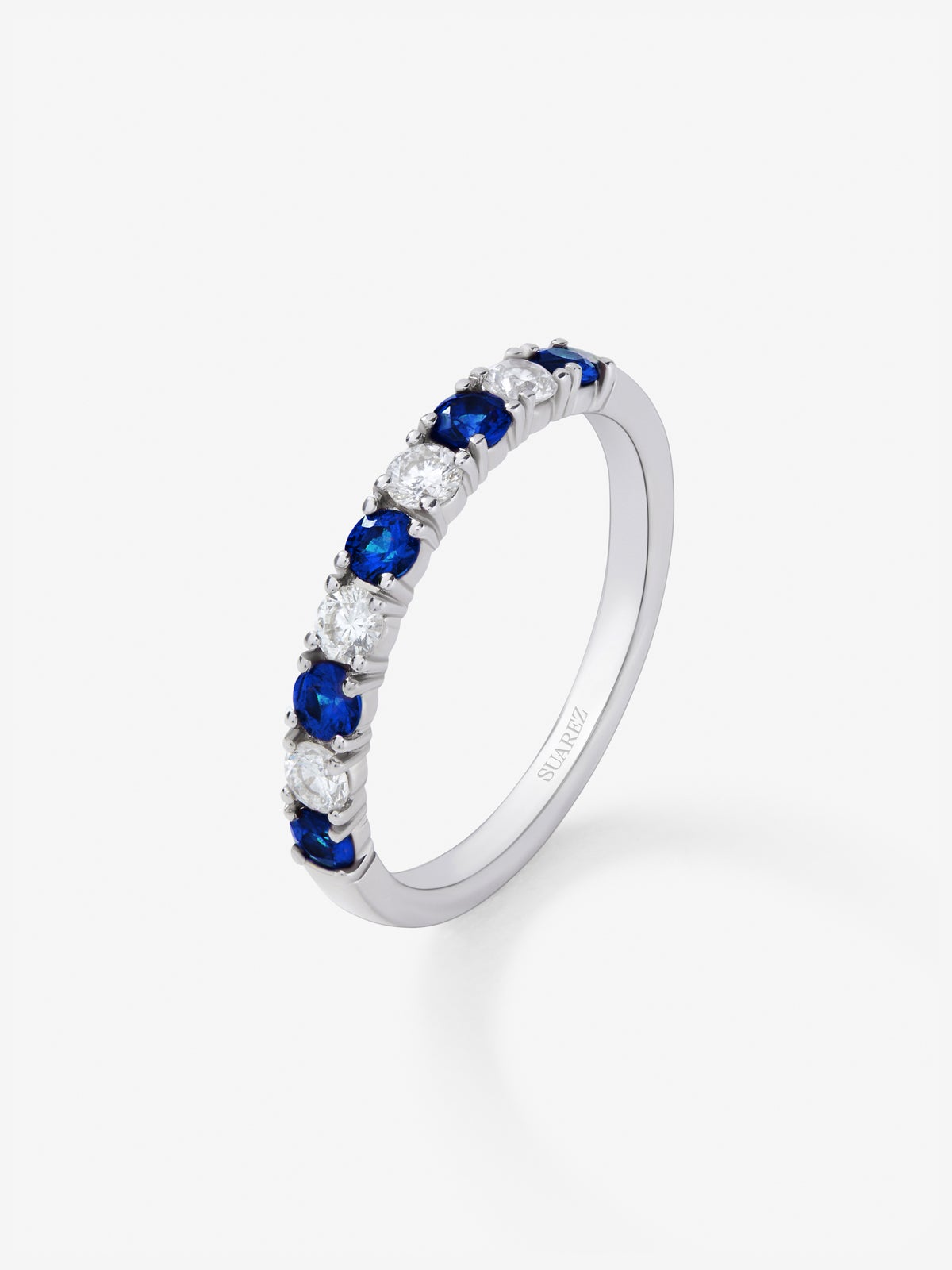 Media alianza de oro blanco de 18K con 5 zafiros azules en talla brillante con un total de 0,4 cts y 4 diamantes en talla brillante con un total de 0,27 cts