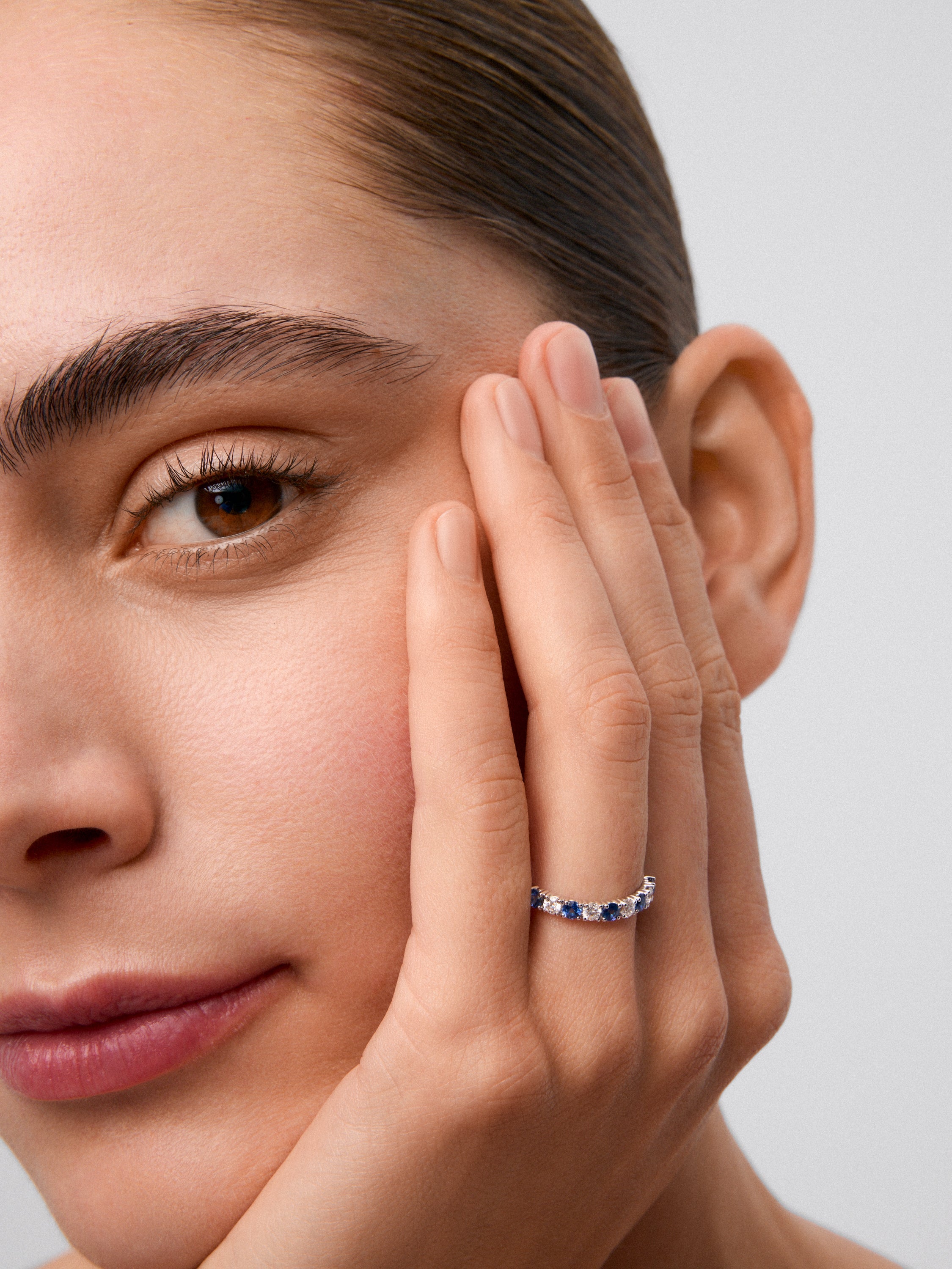 Media alianza de oro blanco de 18K con 5 zafiros azules en talla brillante con un total de 0,37 cts y 4 diamantes en talla brillante con un total de 0,28 cts