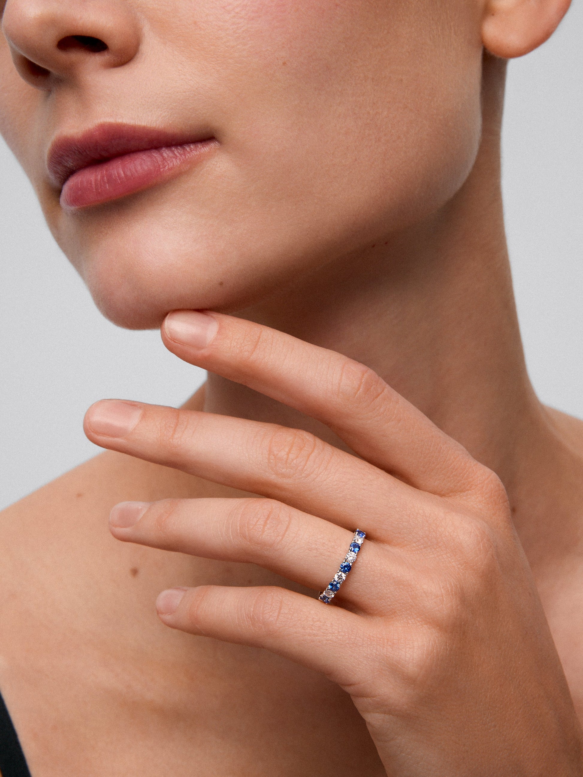 Media alianza de oro blanco de 18K con 5 zafiros azules en talla brillante con un total de 0,37 cts y 4 diamantes en talla brillante con un total de 0,28 cts