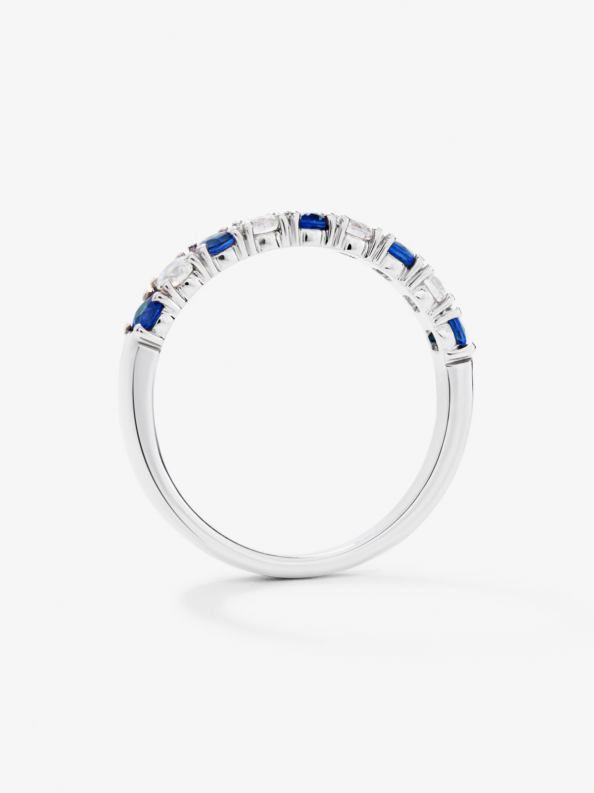 Media alianza de oro blanco de 18K con 5 zafiros azules en talla brillante con un total de 0,4 cts y 4 diamantes en talla brillante con un total de 0,27 cts