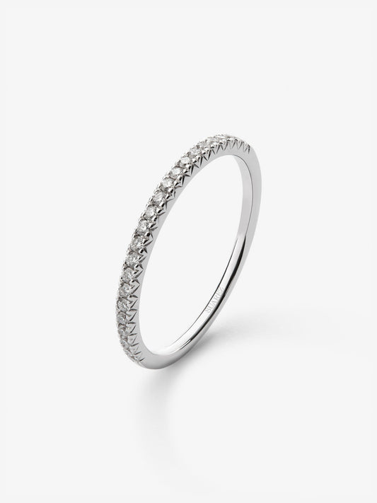 Media alianza de oro blanco de 18K con pavé de diamantes en talla brillante con un total de 0,15 cts
