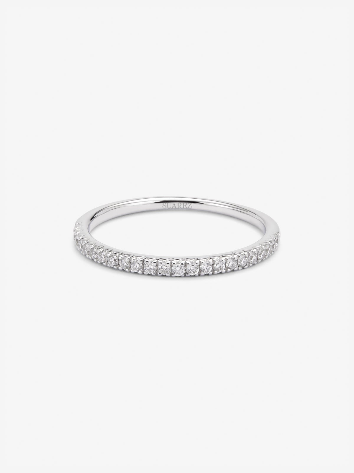 Media alianza de oro blanco de 18K con pavé de diamantes en talla brillante con un total de 0,15 cts