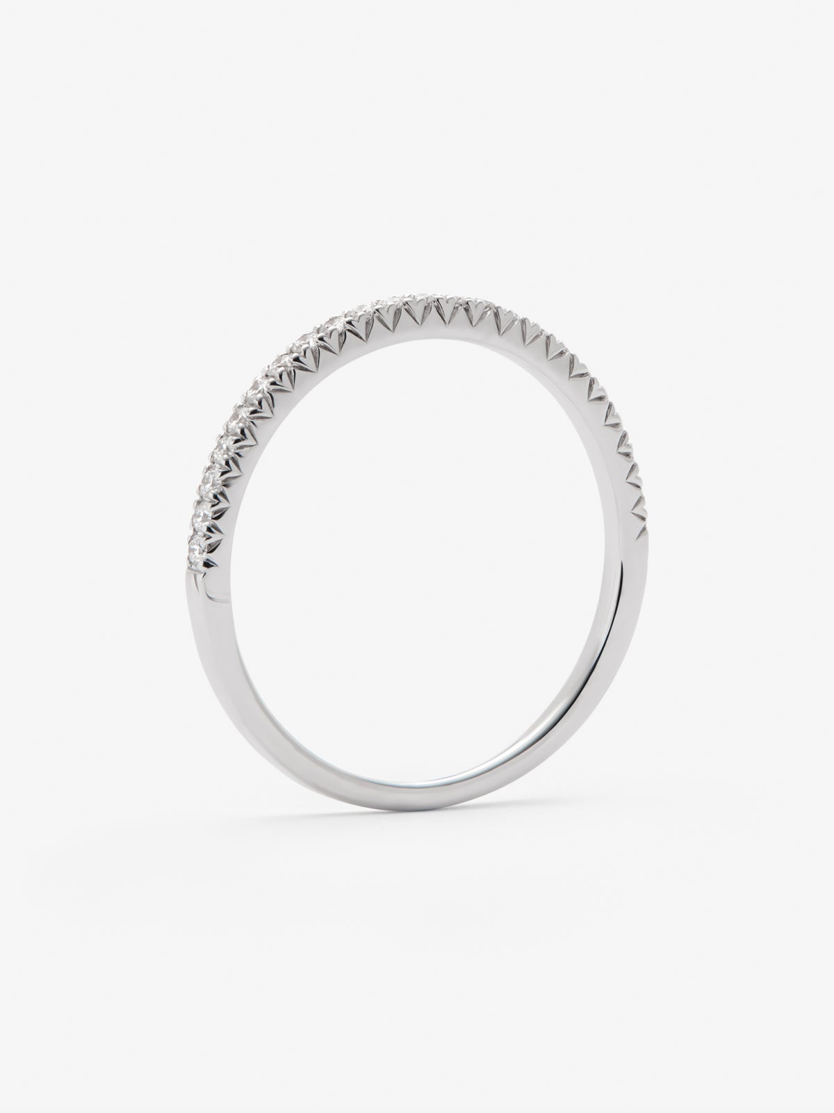 Media alianza de oro blanco de 18K con pavé de diamantes en talla brillante con un total de 0,15 cts