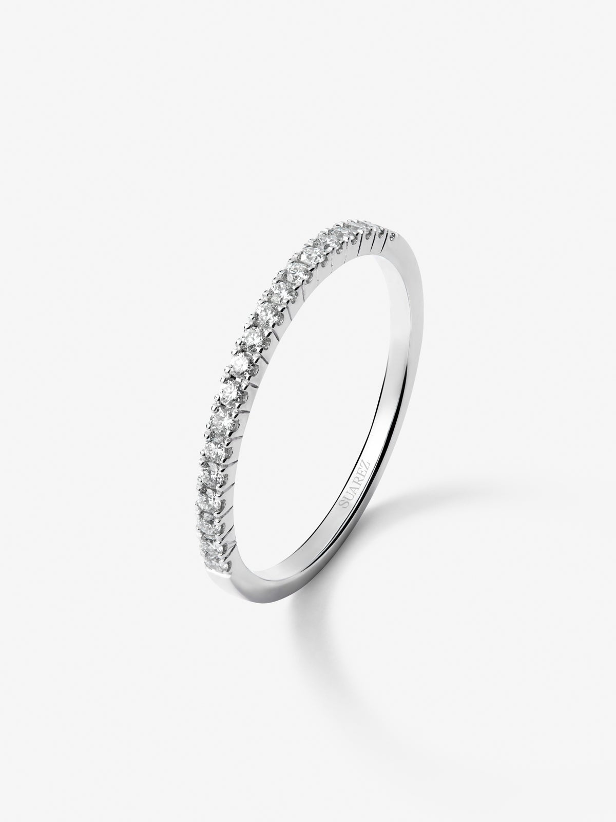 Media alianza de oro blanco de 18K con 19 diamantes en talla brillante con un total de 0,15 cts