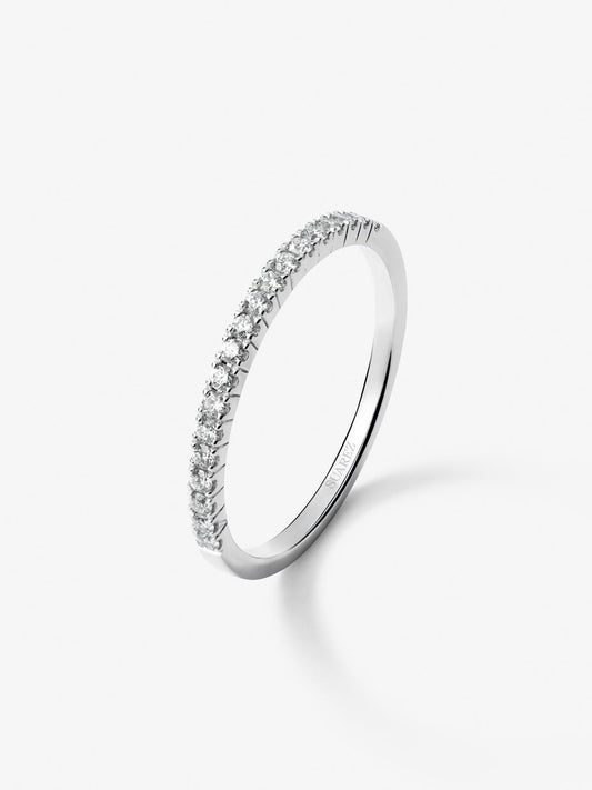 Media alianza de oro blanco de 18K con 19 diamantes en talla brillante con un total de 0,15 cts