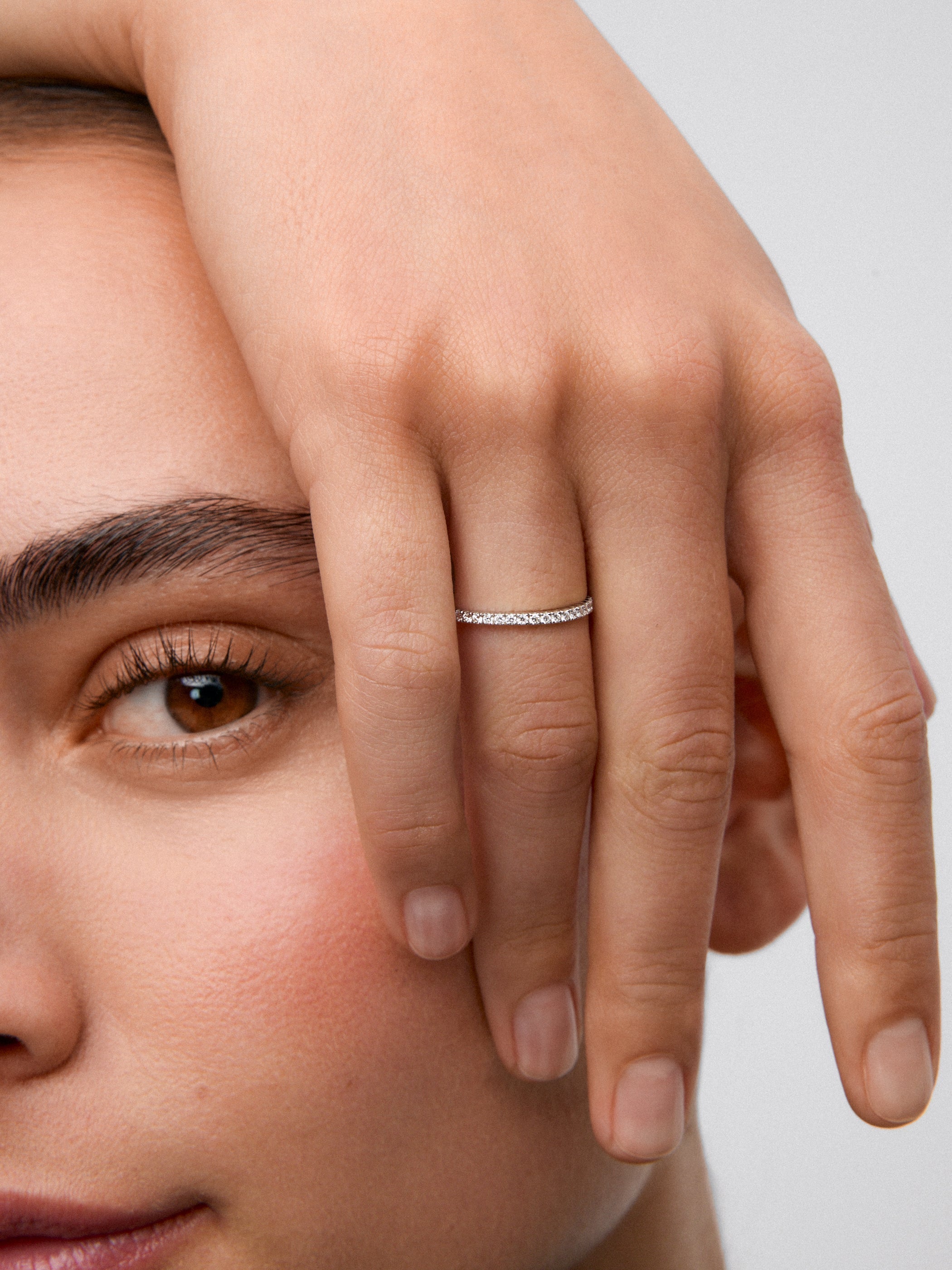 Media alianza de oro blanco de 18K con 19 diamantes en talla brillante con un total de 0,15 cts