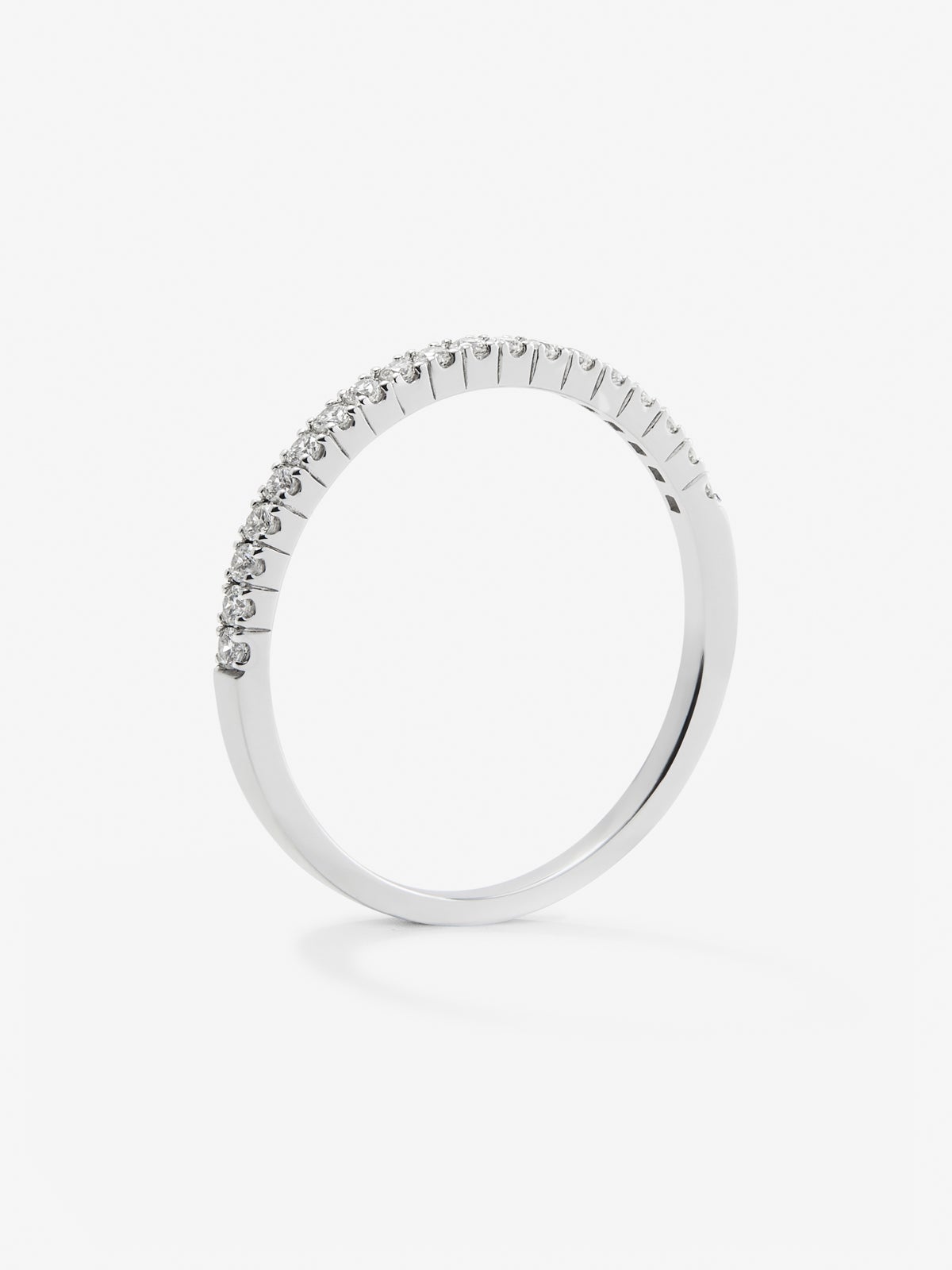 Media alianza de oro blanco de 18K con 19 diamantes en talla brillante con un total de 0,15 cts