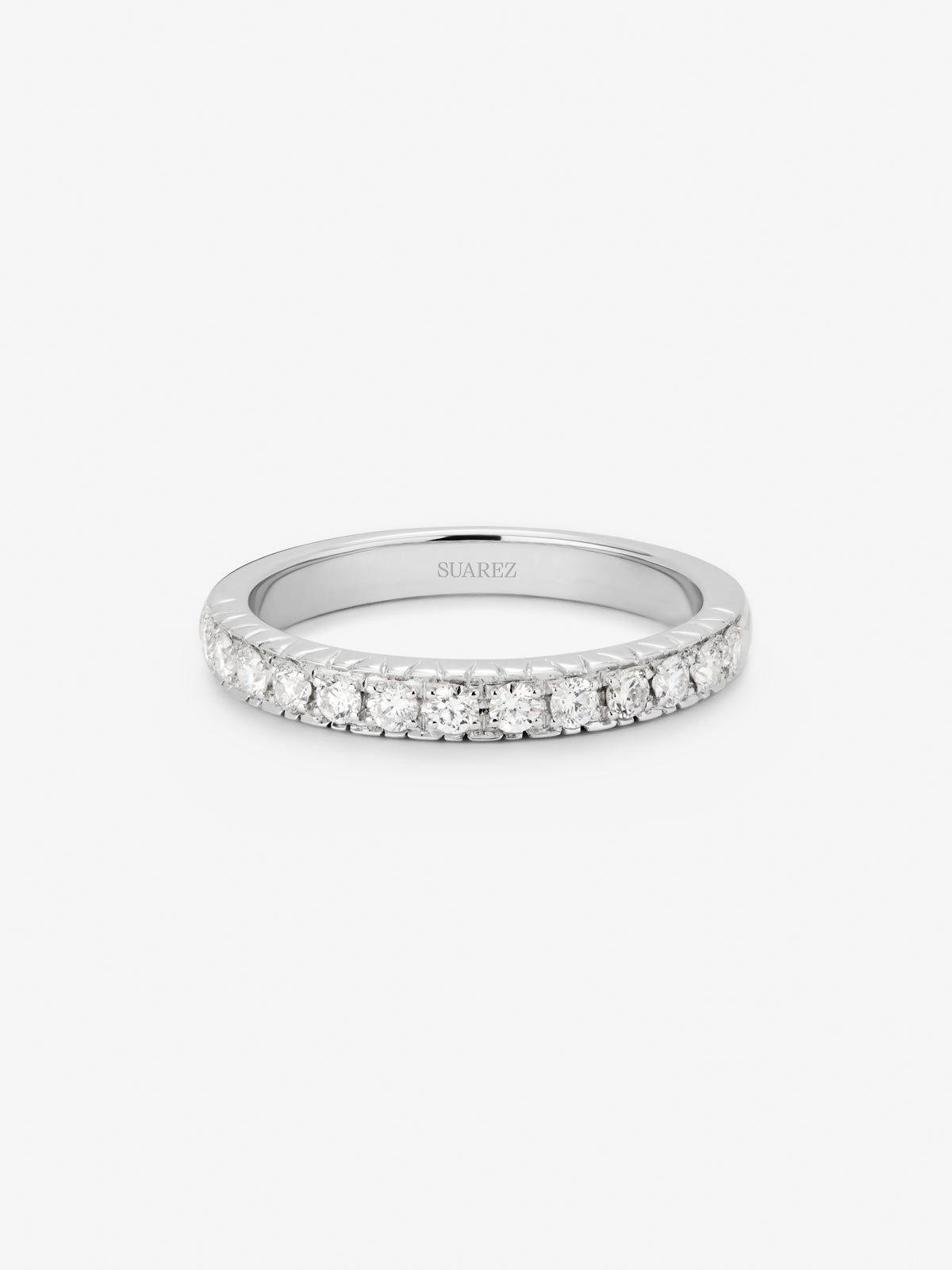 Media alianza de oro blanco de 18K con 13 diamantes en talla brillante con un total de 0,27 cts