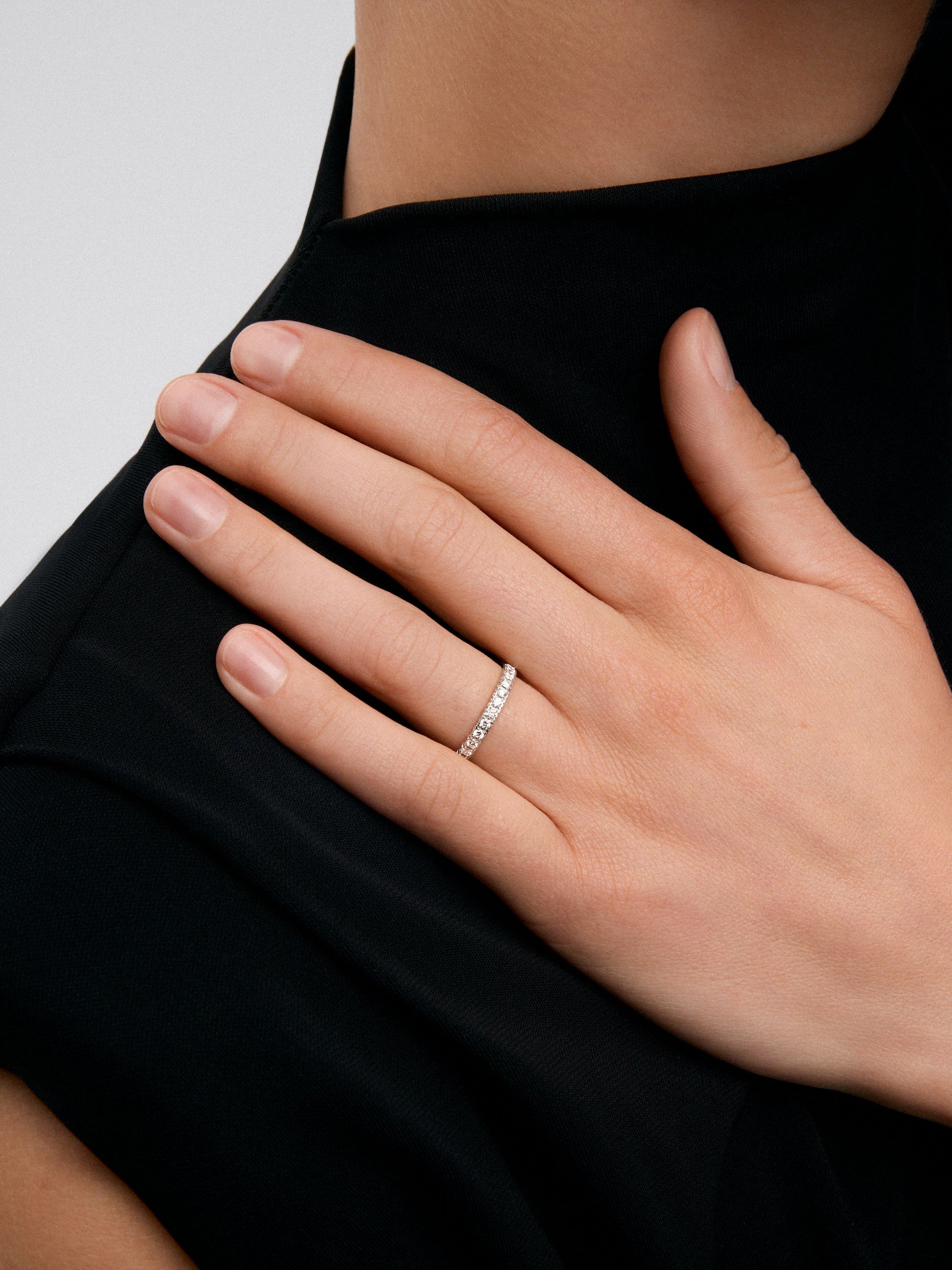 Media alianza de oro blanco de 18K con 13 diamantes en talla brillante con un total de 0,27 cts