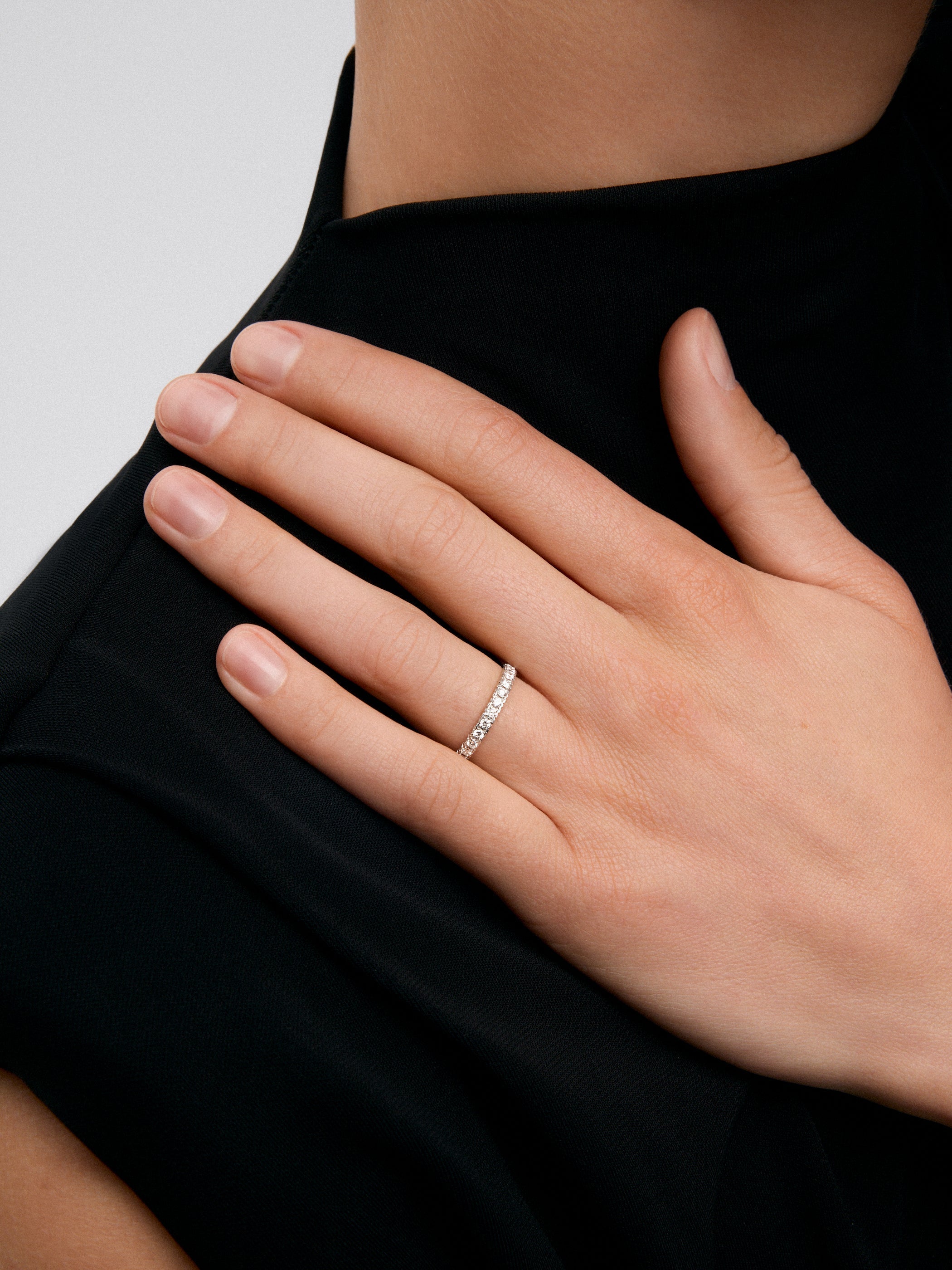 Media alianza de oro blanco de 18K con 13 diamantes en talla brillante con un total de 0,27 cts