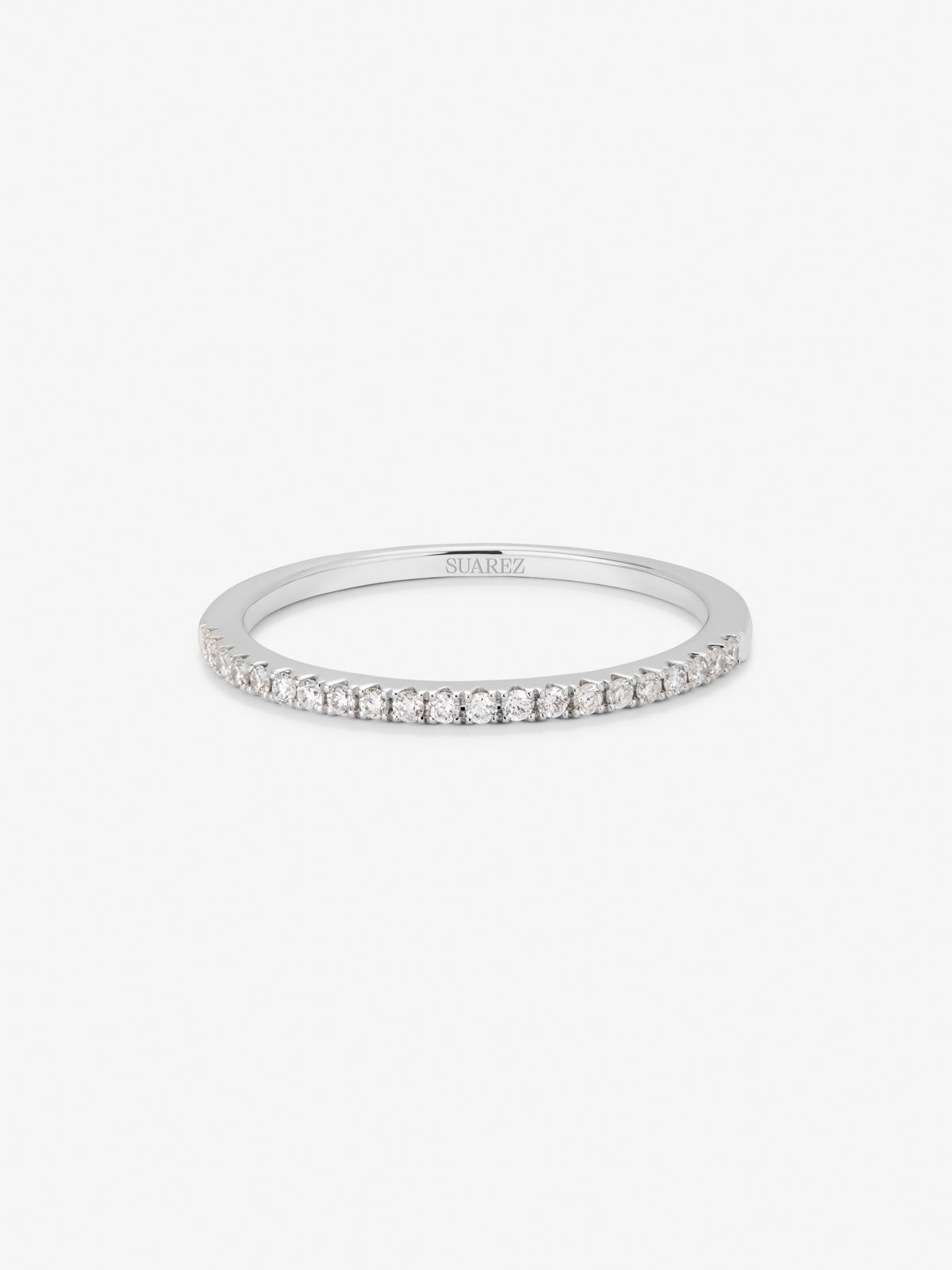 Alianza media de compromiso de oro blanco de 18K con diamantes
