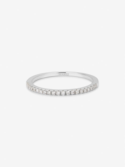 Alianza media de compromiso de oro blanco de 18K con diamantes