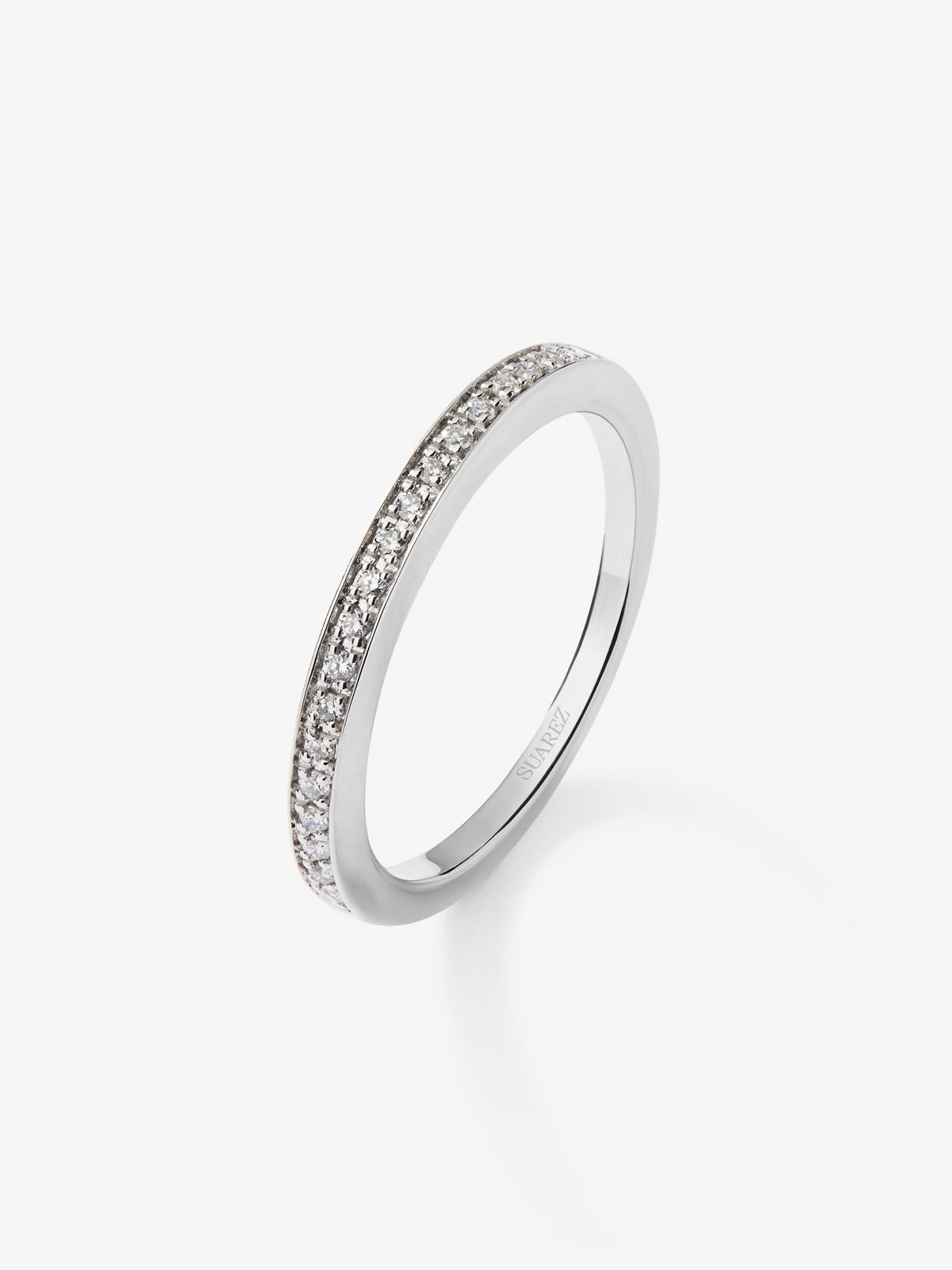 Media alianza de oro blanco de 18K con 19 diamantes en talla brillante con un total de 0,1 cts