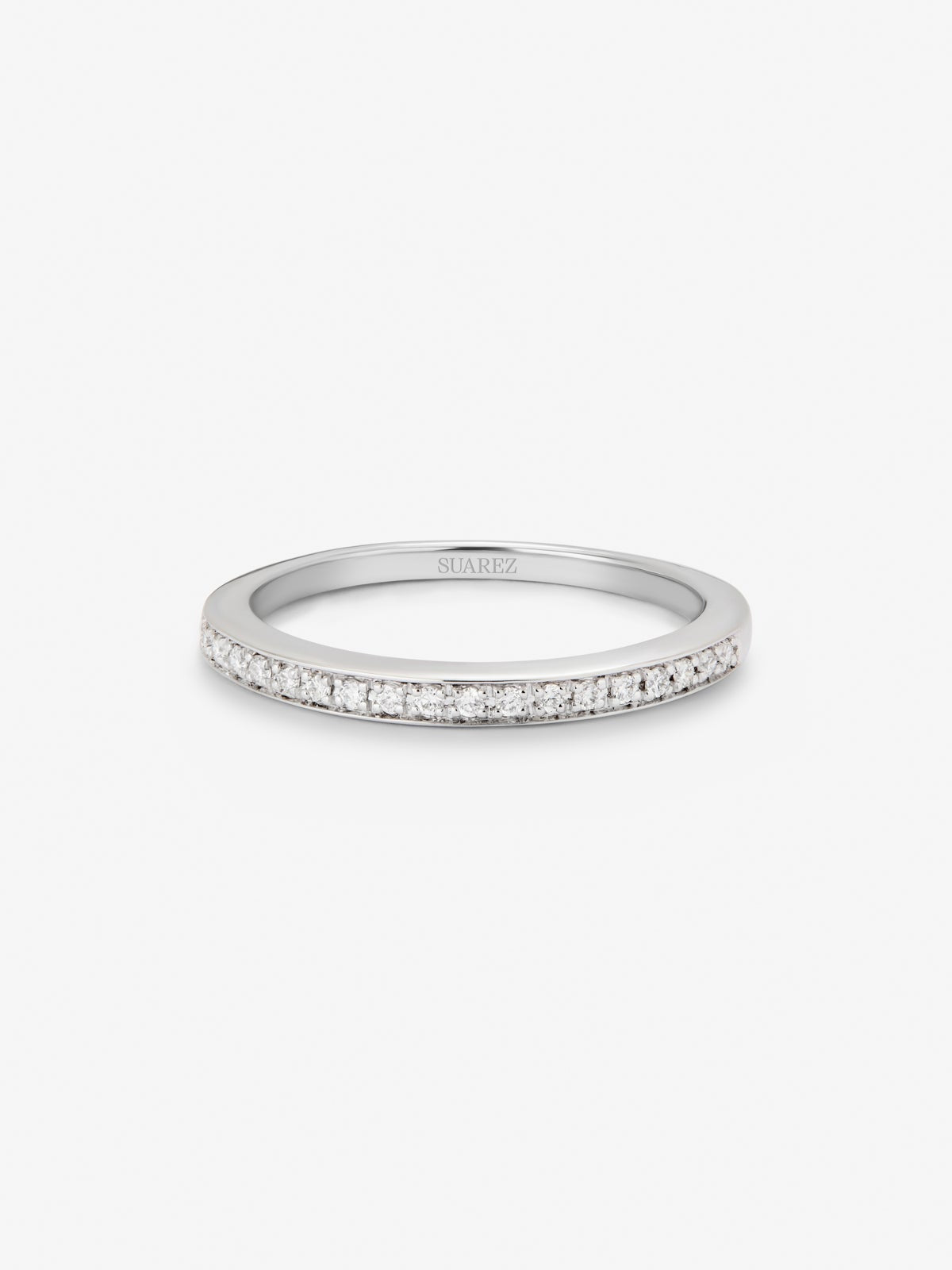 Media alianza de oro blanco de 18K con 19 diamantes en talla brillante con un total de 0,1 cts