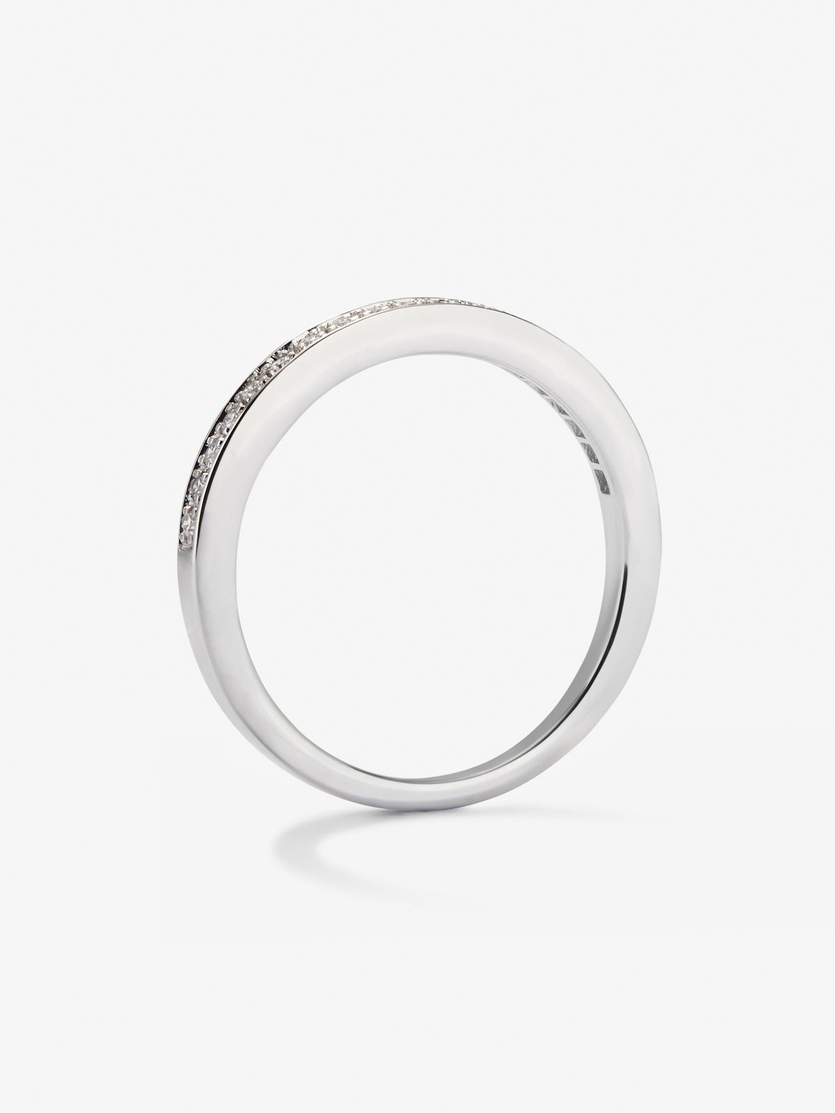 Media alianza de oro blanco de 18K con 19 diamantes en talla brillante con un total de 0,1 cts