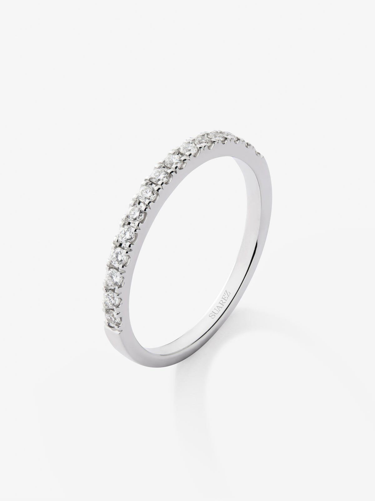 Media alianza de oro blanco de 18K con 15 diamantes en talla brillante con un total de 0,25 cts