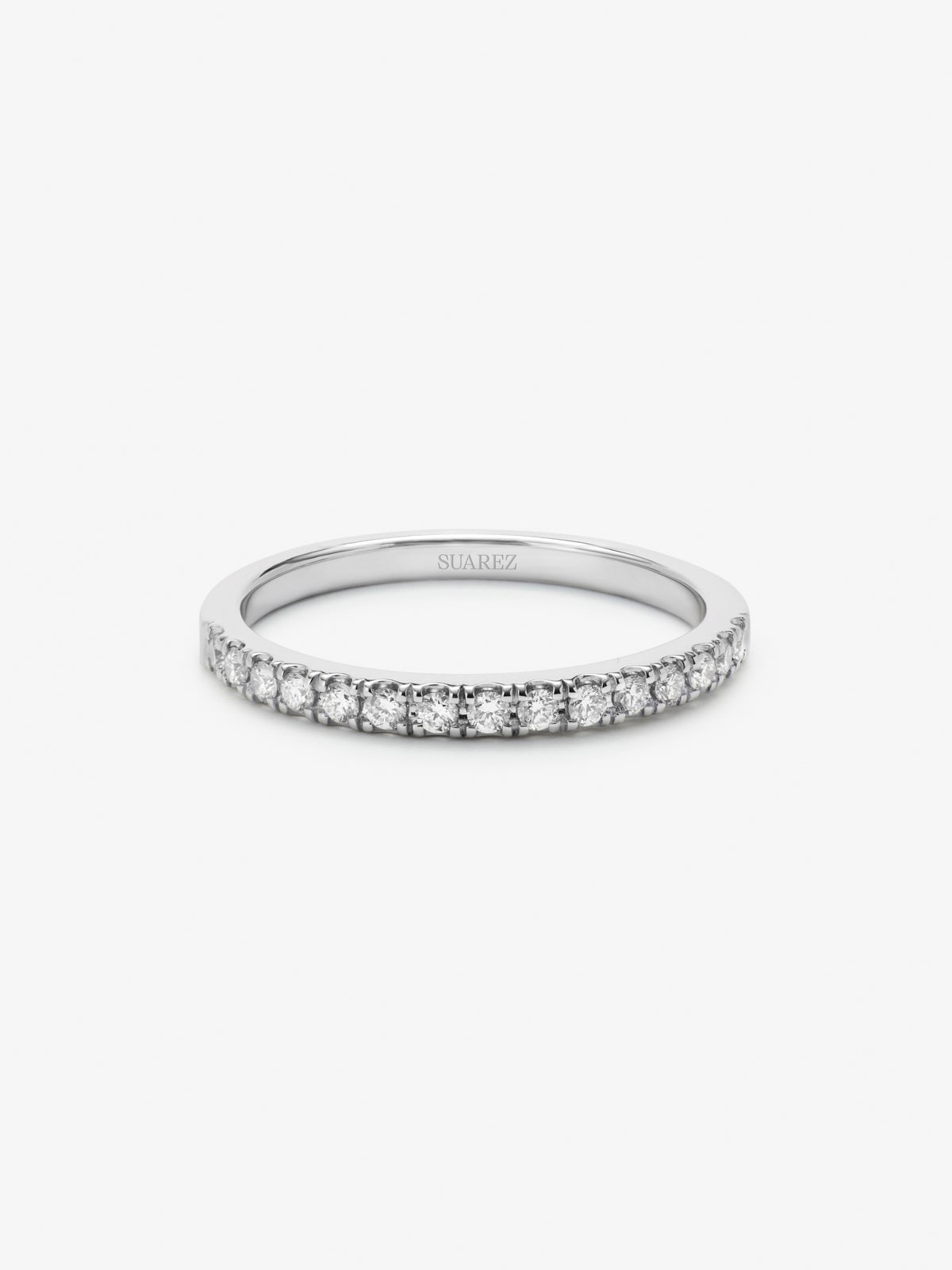 Media alianza de oro blanco de 18K con 15 diamantes en talla brillante con un total de 0,25 cts