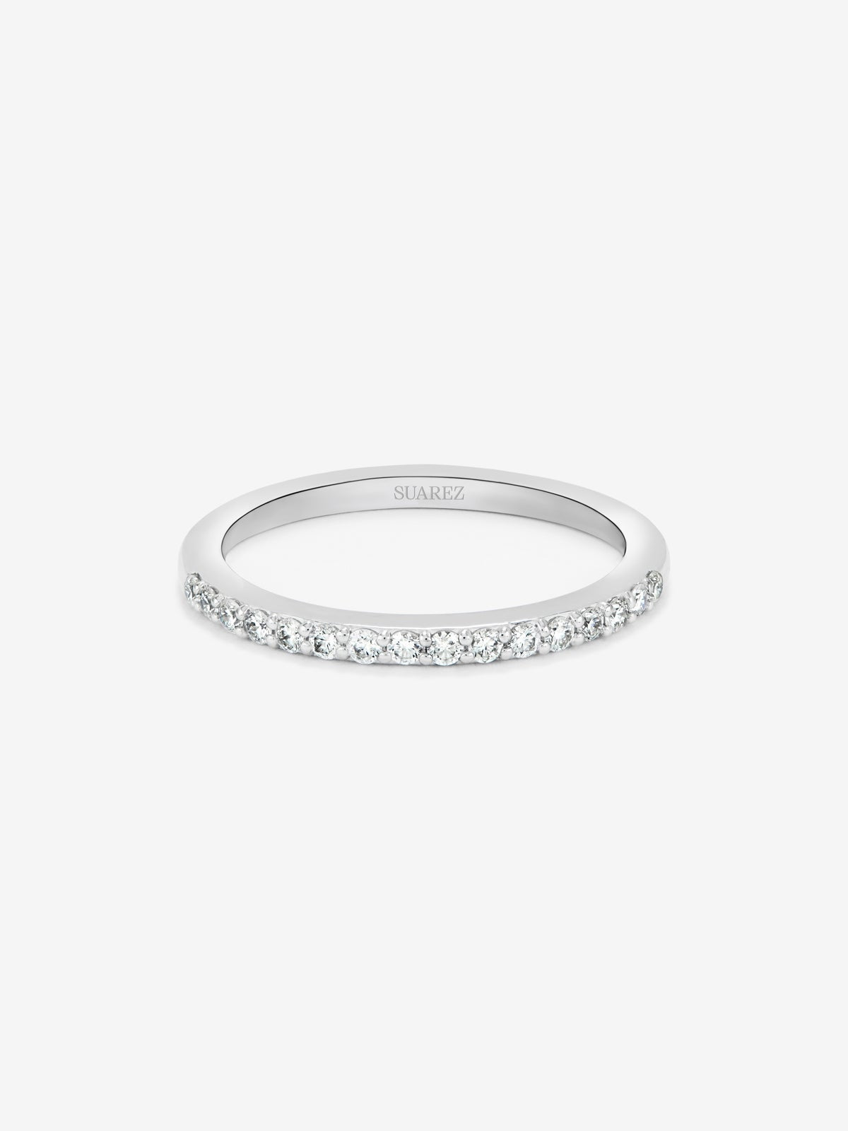 Media alianza de oro blanco de 18K con 16 diamantes en talla brillante con un total de 0,21 cts
