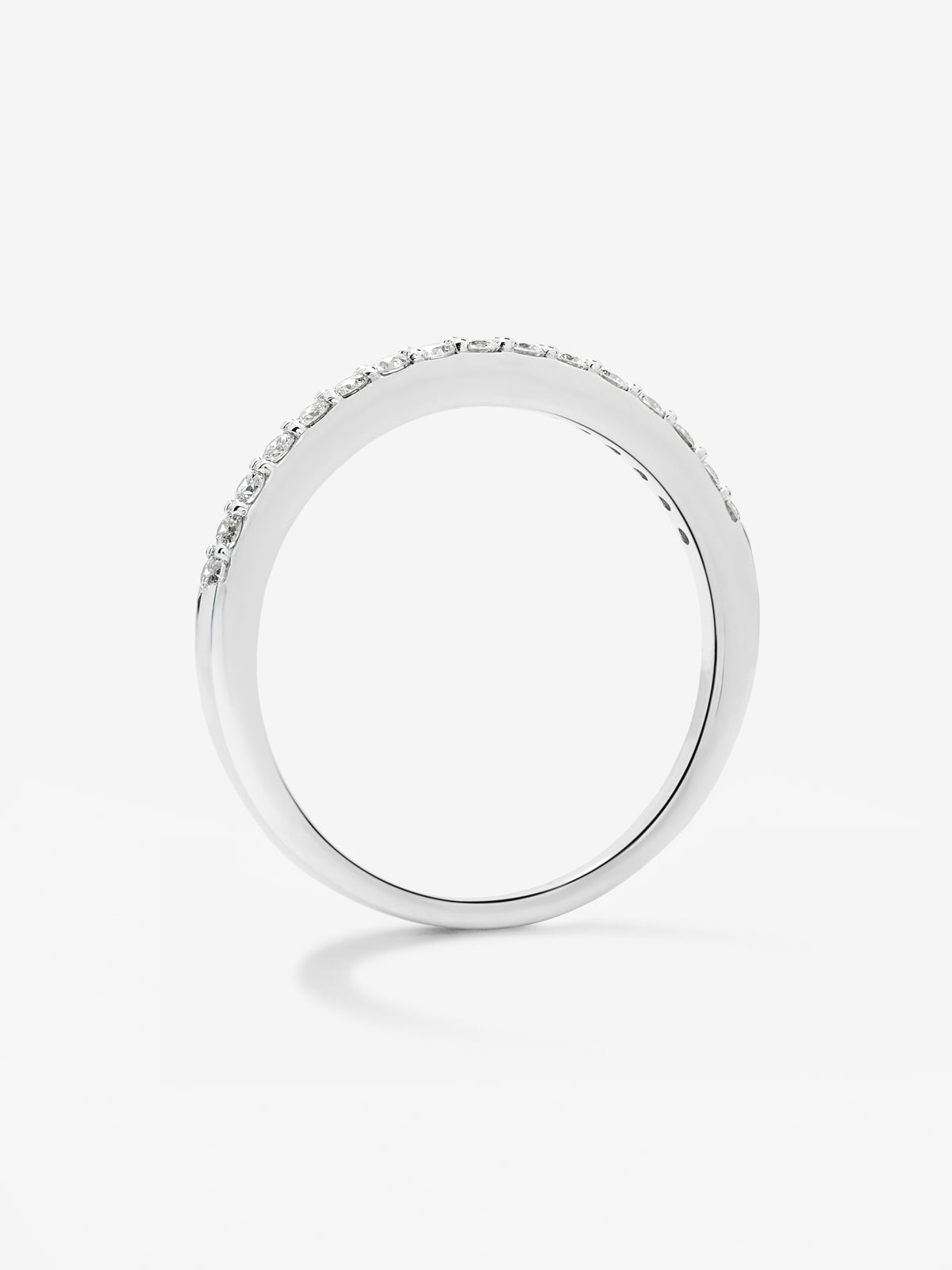 Media alianza de oro blanco de 18K con 16 diamantes en talla brillante con un total de 0,21 cts