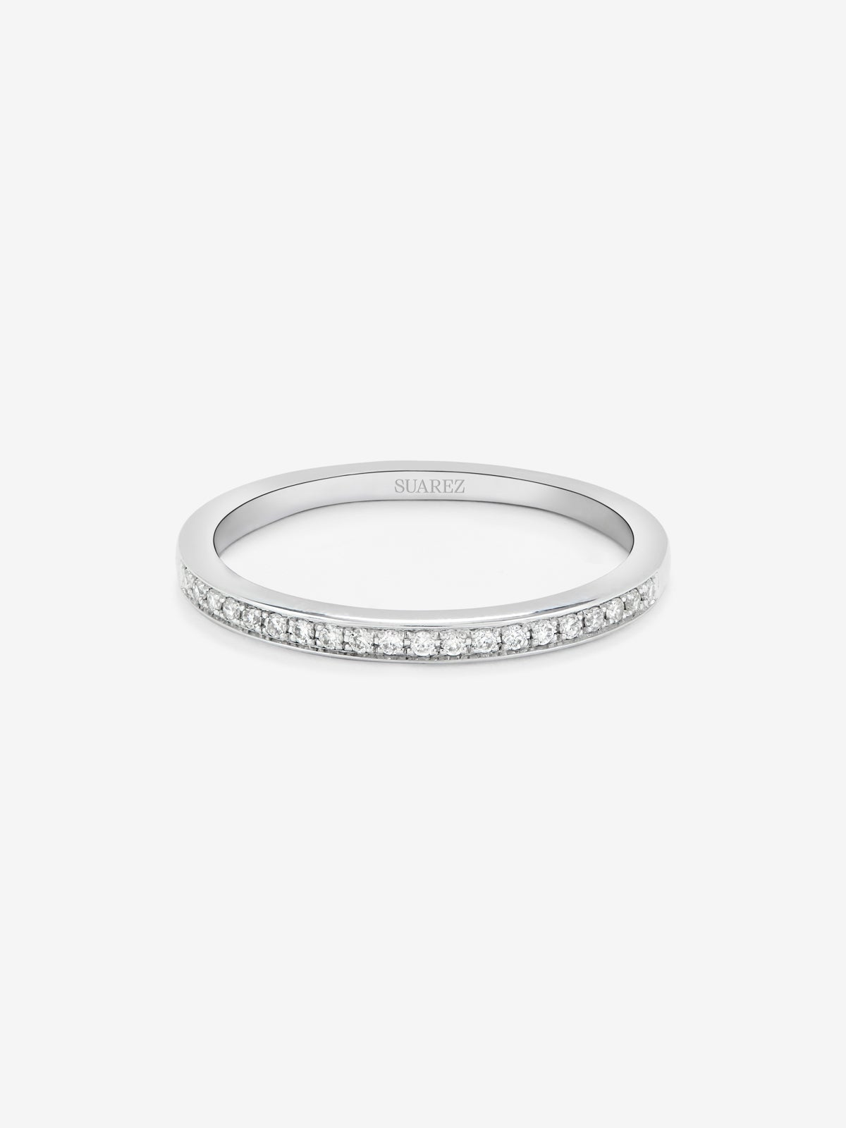 Media alianza de oro blanco de 18K con pavé de diamantes en talla brillante con un total de 0,08 cts