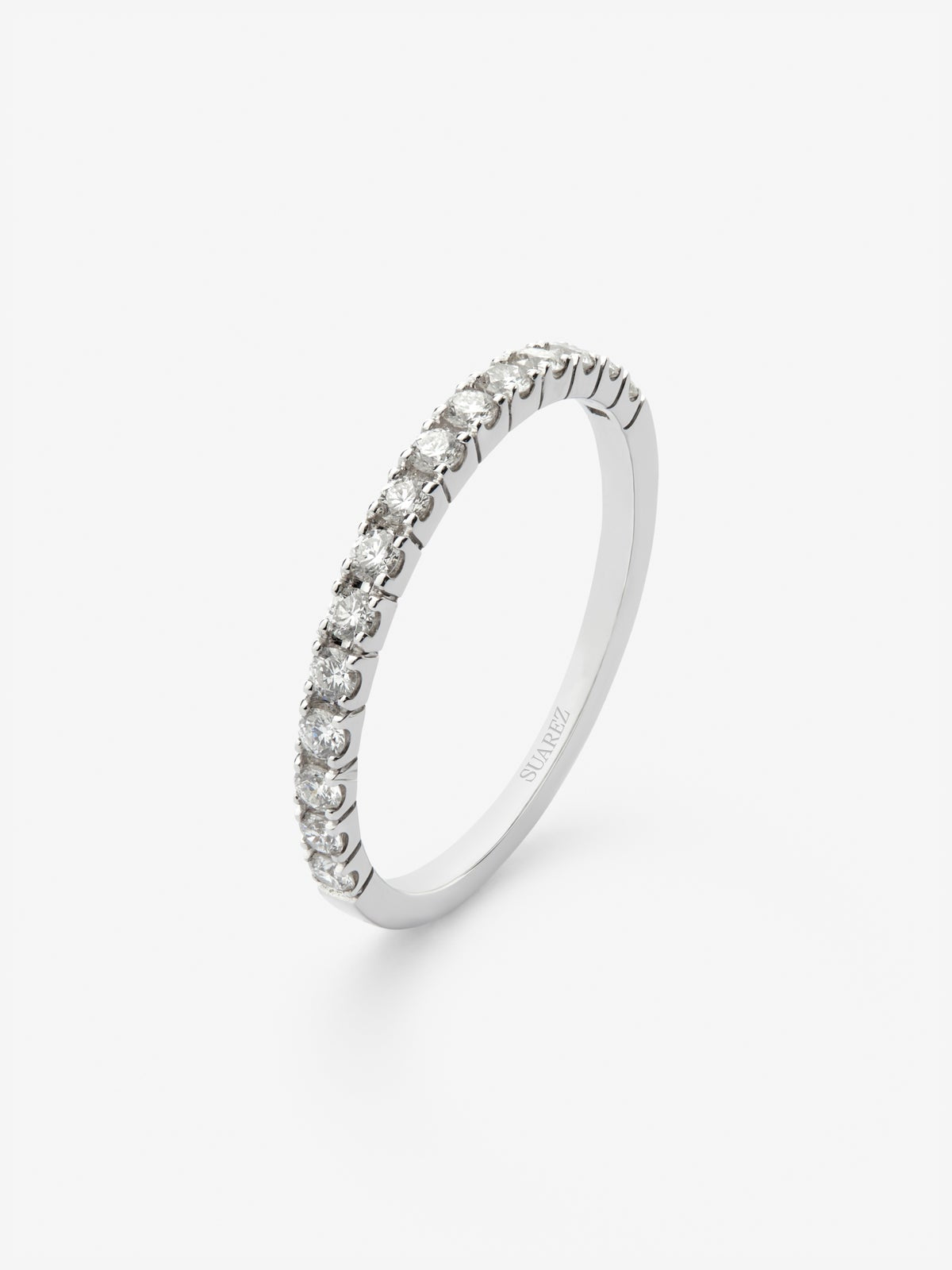 Media alianza de oro blanco de 18K con 13 diamantes en talla brillante con un total de 0,29 cts