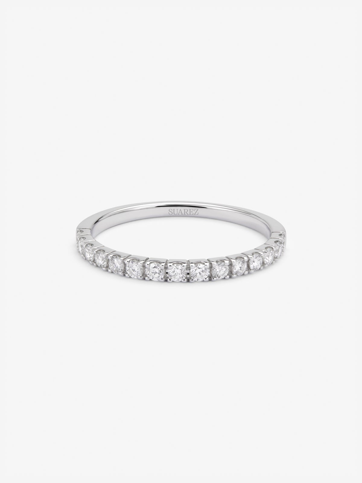 Media alianza de oro blanco de 18K con 13 diamantes en talla brillante con un total de 0,29 cts