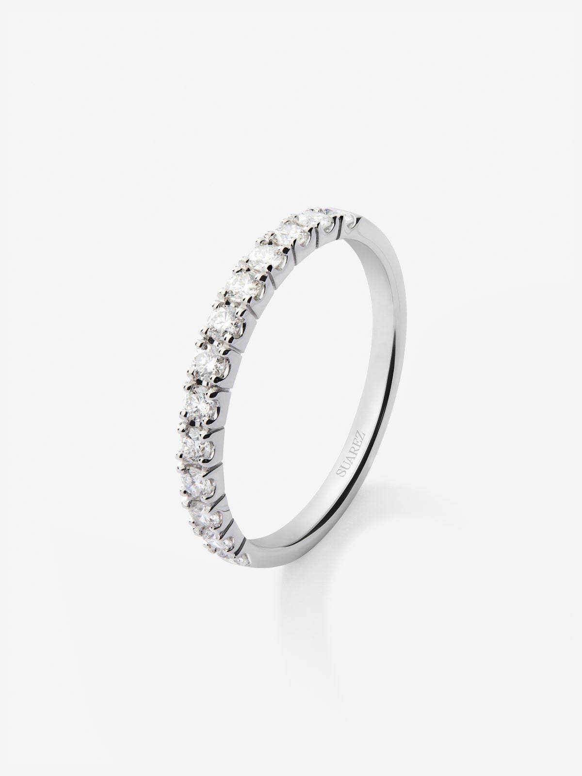 Media alianza de oro blanco de 18K con 13 diamantes en talla brillante con un total de 0,37 cts