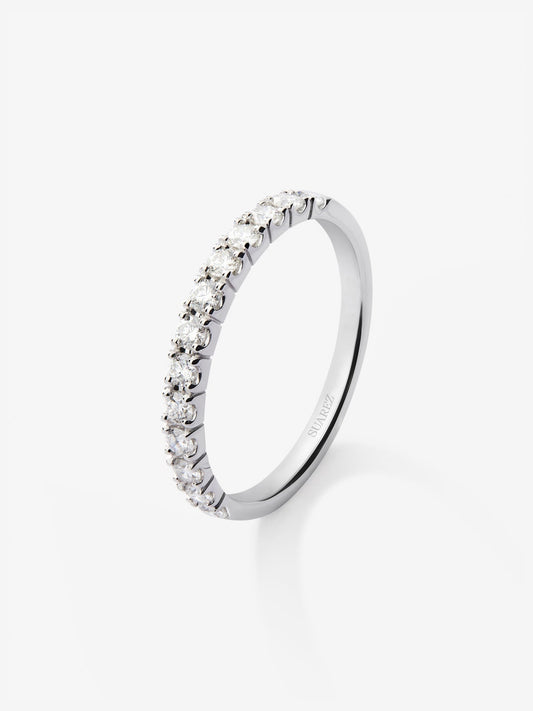 Media alianza de oro blanco de 18K con 13 diamantes en talla brillante con un total de 0,37 cts