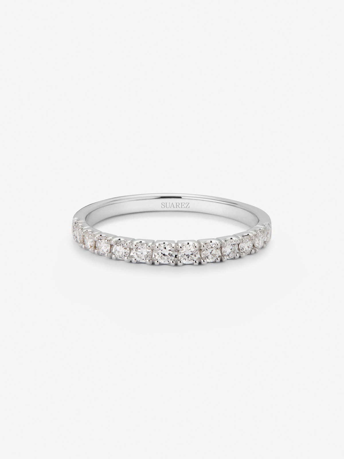 Media alianza de oro blanco de 18K con 13 diamantes en talla brillante con un total de 0,37 cts