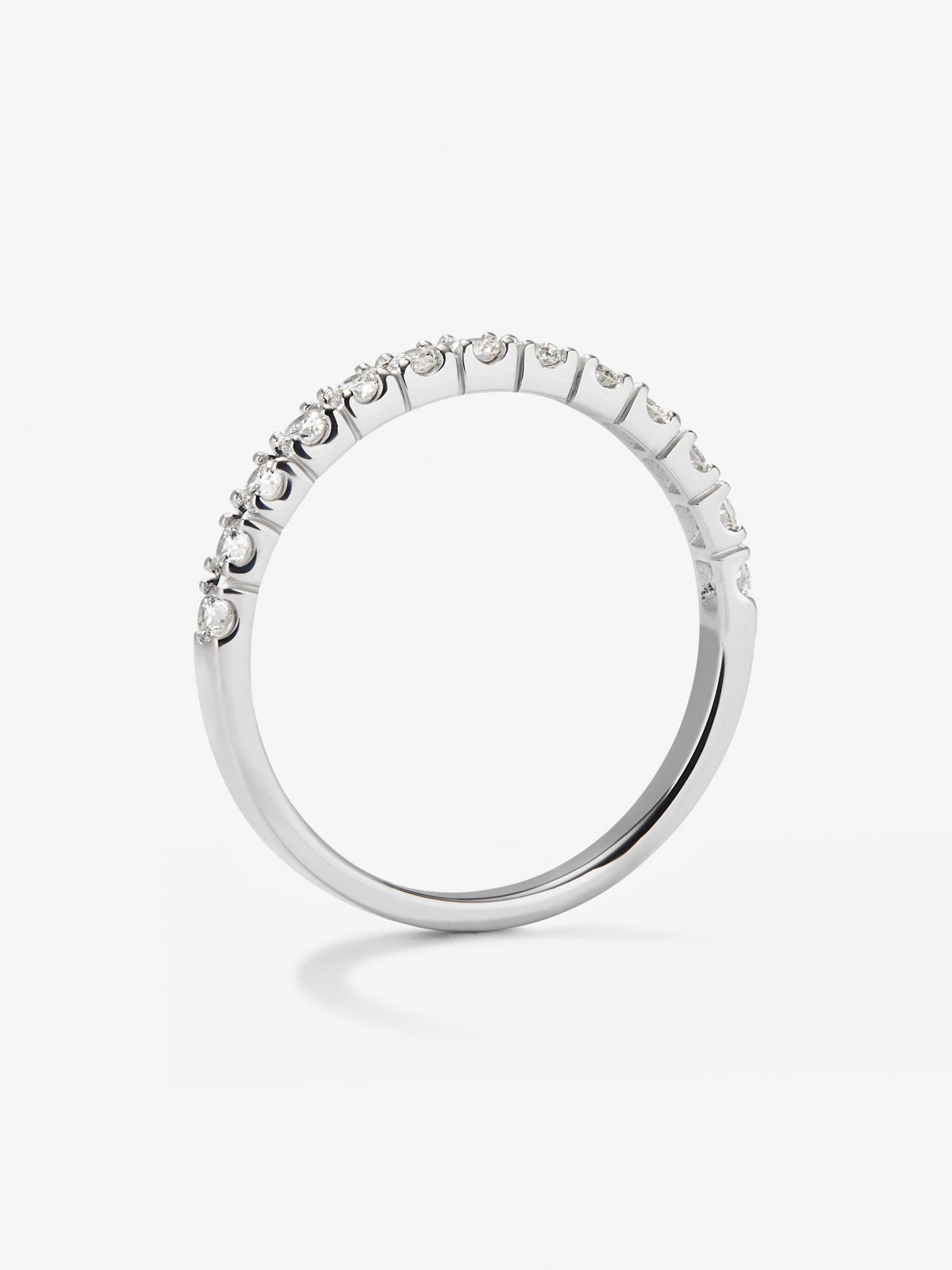 Media alianza de oro blanco de 18K con 13 diamantes en talla brillante con un total de 0,37 cts