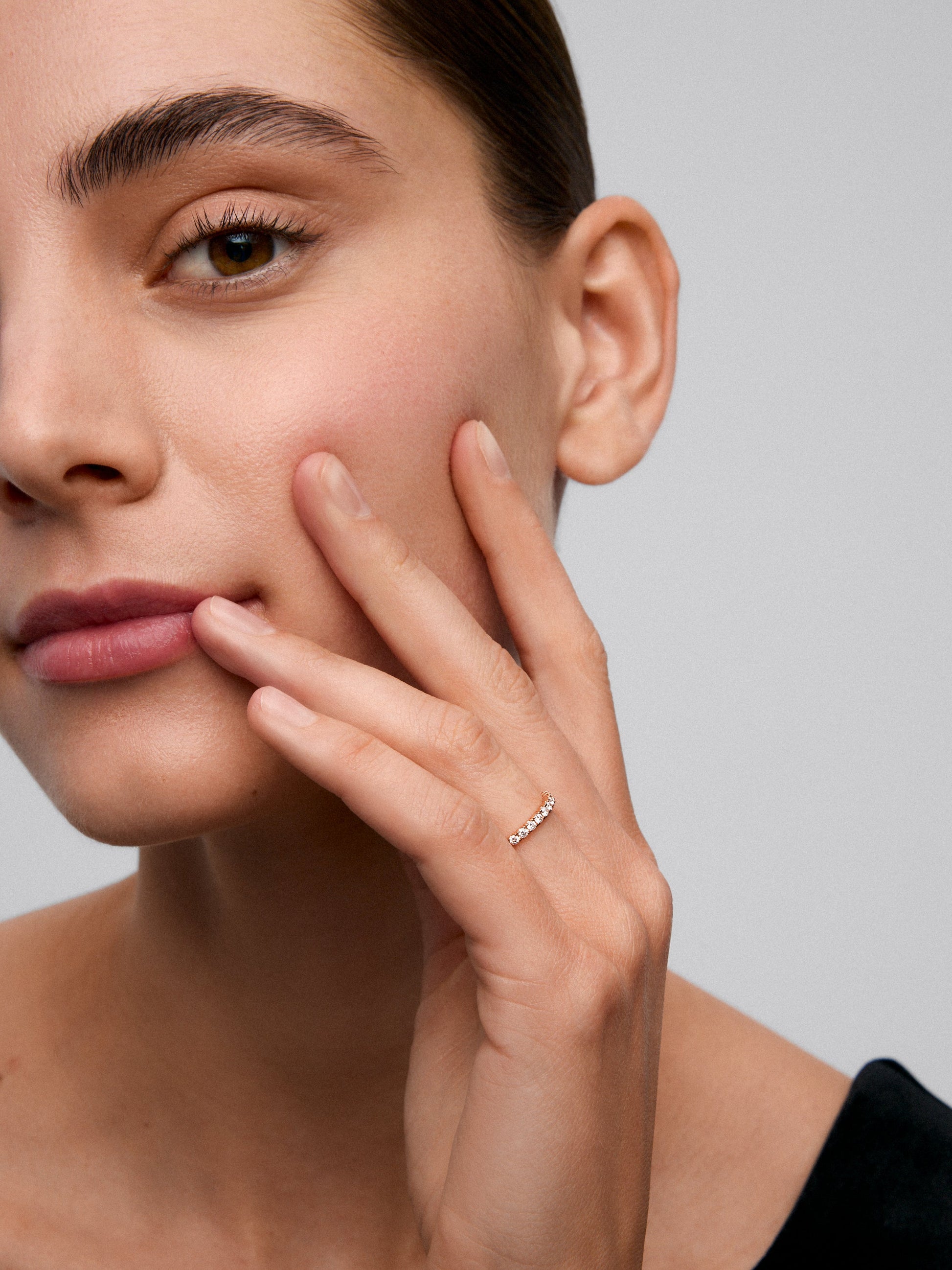 Media alianza de oro rosa de 18K con diamantes en talla brillante