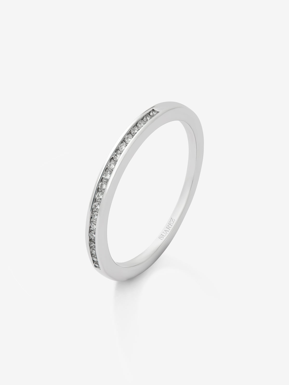 Media alianza de oro blanco de 18K con 19 diamantes en talla brillante con un total de 0,19 cts