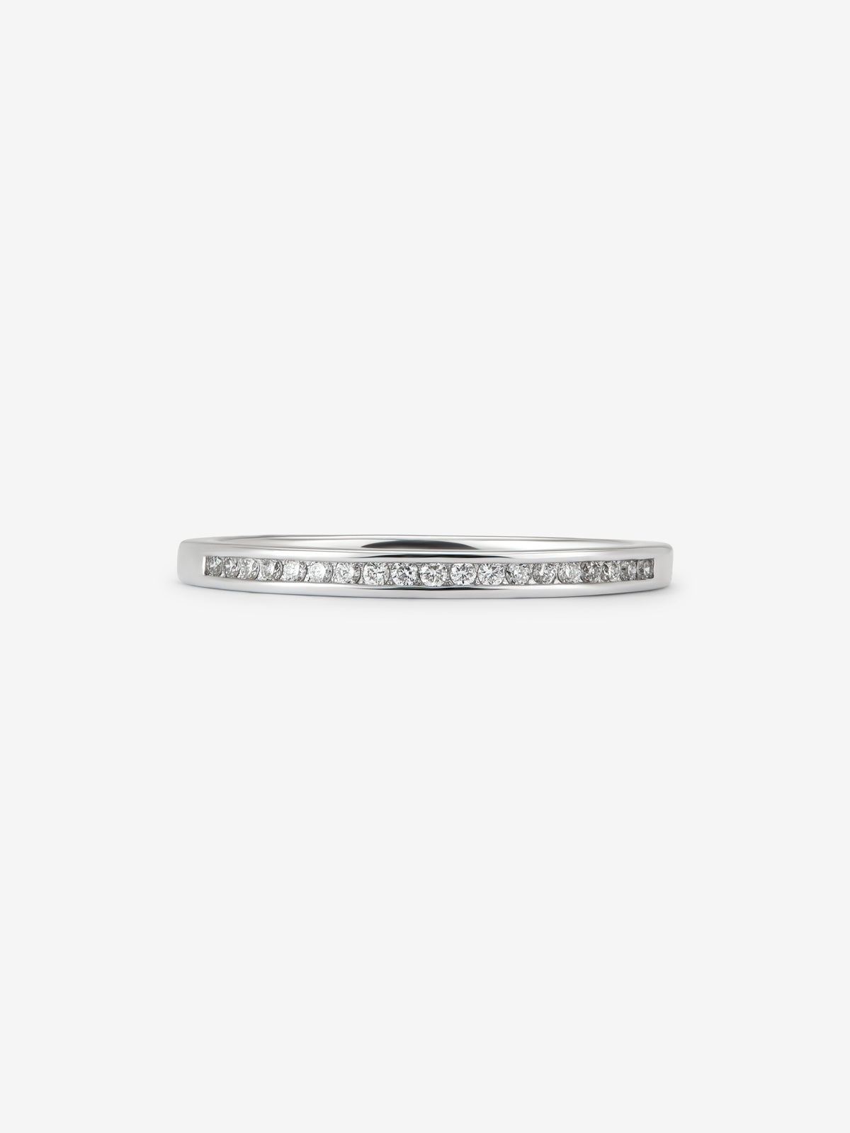 Media alianza de oro blanco de 18K con 19 diamantes en talla brillante con un total de 0,19 cts