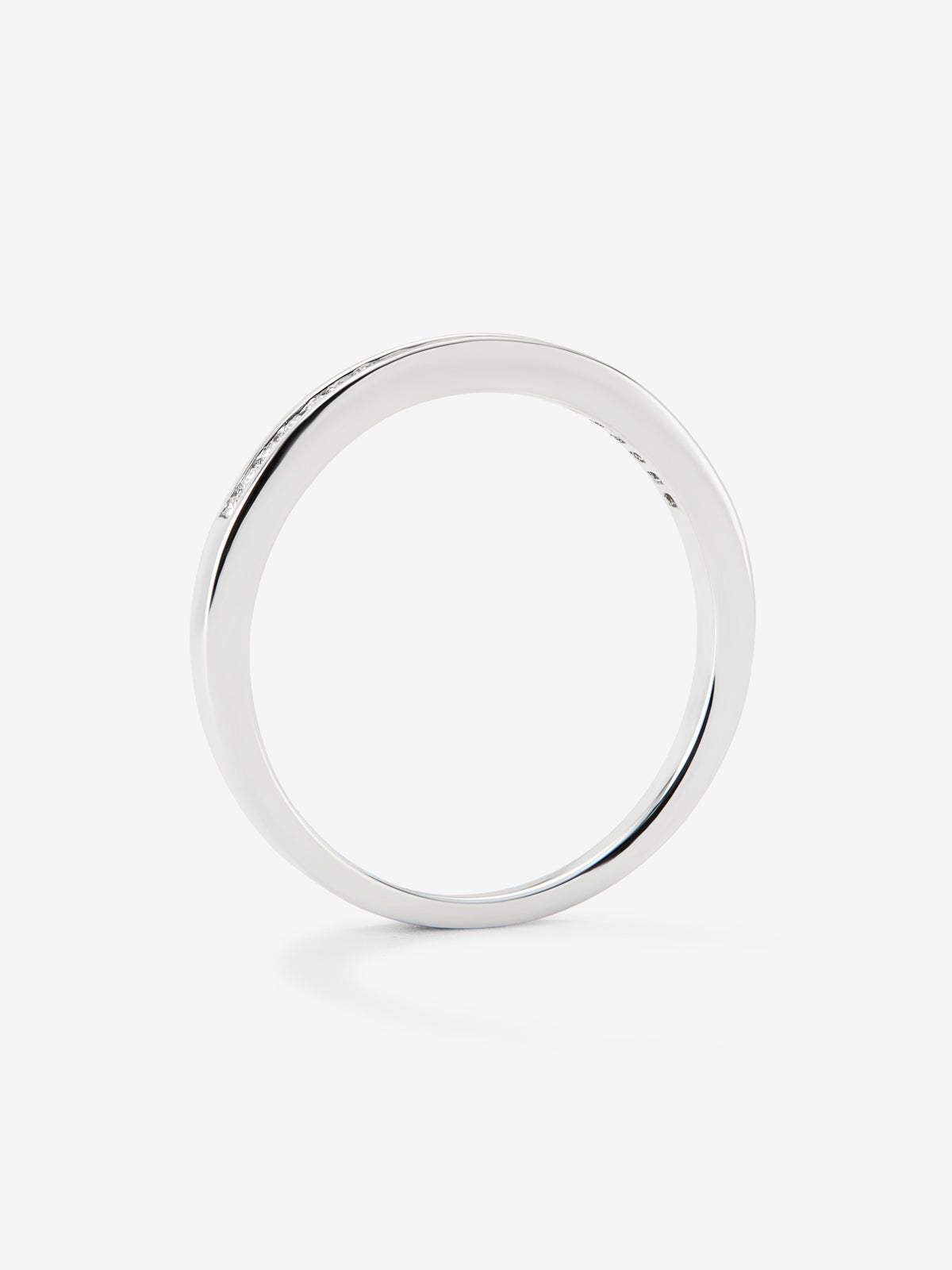 Media alianza de oro blanco de 18K con 19 diamantes en talla brillante con un total de 0,19 cts