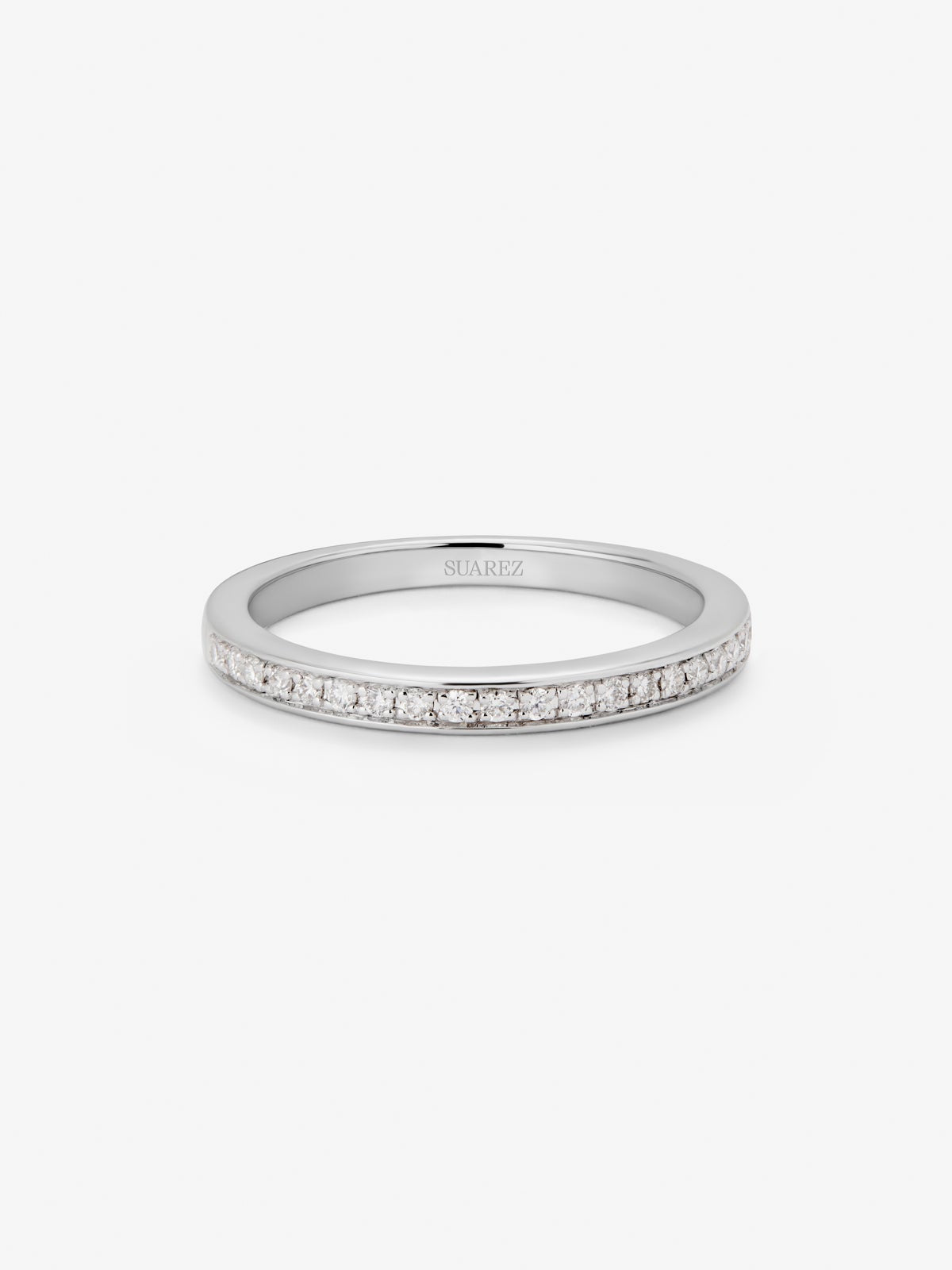Media alianza de oro blanco de 18K con 20 diamantes en talla brillante con un total de 0,12 cts