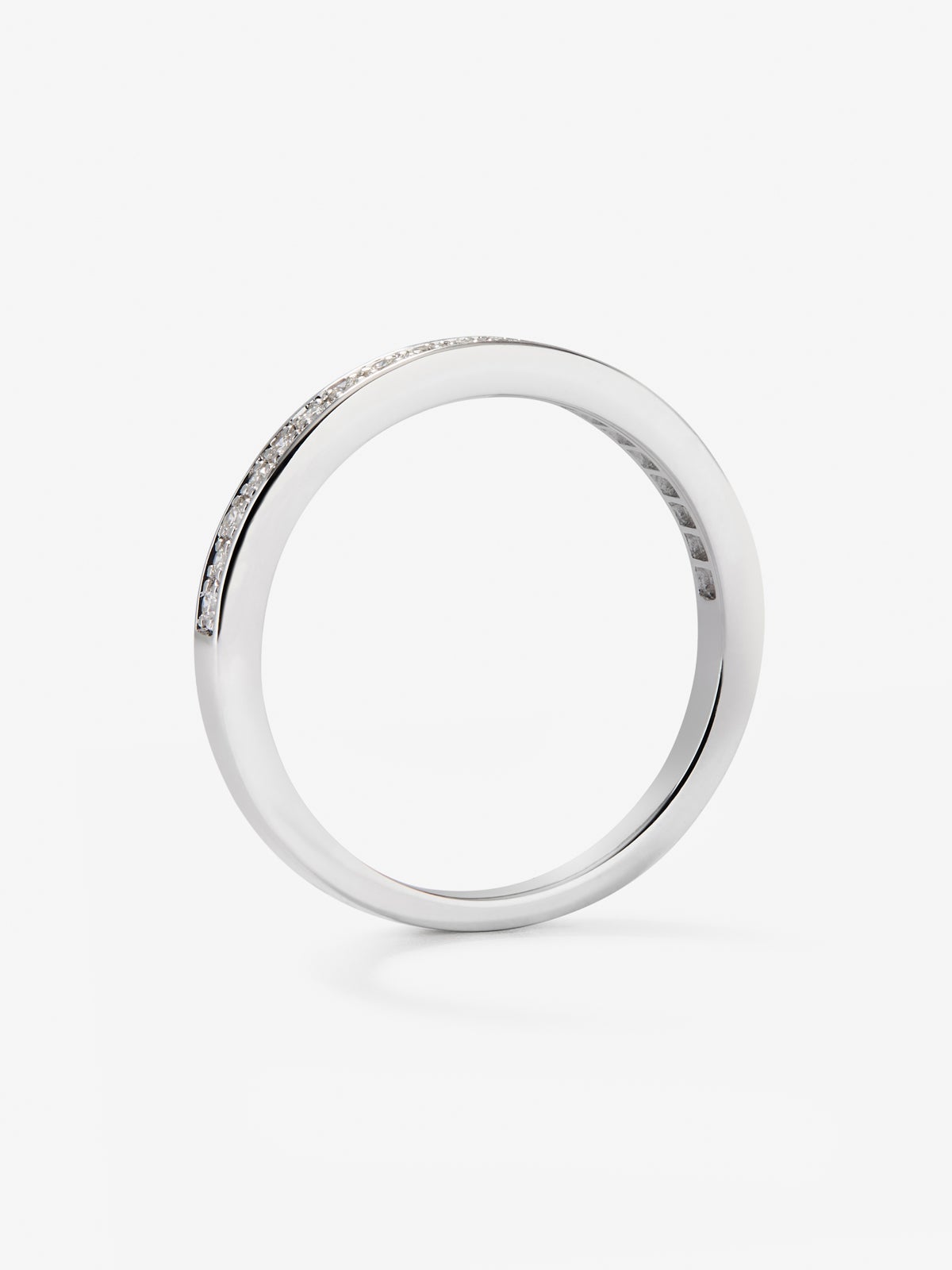 Media alianza de oro blanco de 18K con 20 diamantes en talla brillante con un total de 0,12 cts