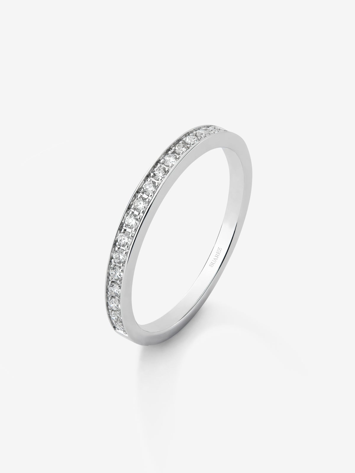 Media alianza de oro blanco de 18K con 18 diamantes en talla brillante con un total de 0,18 cts