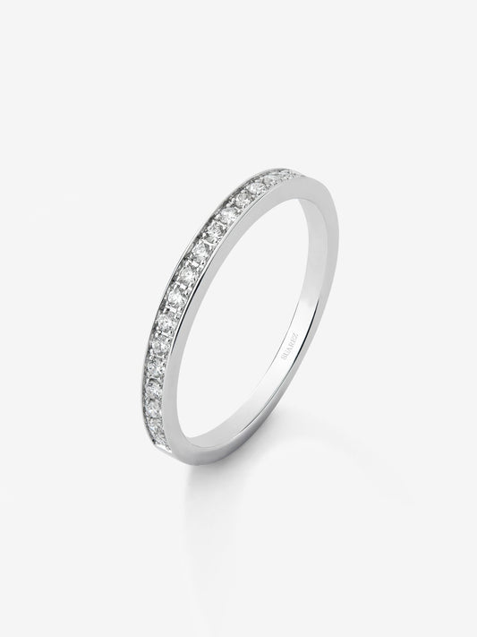 Media alianza de oro blanco de 18K con 18 diamantes en talla brillante con un total de 0,18 cts