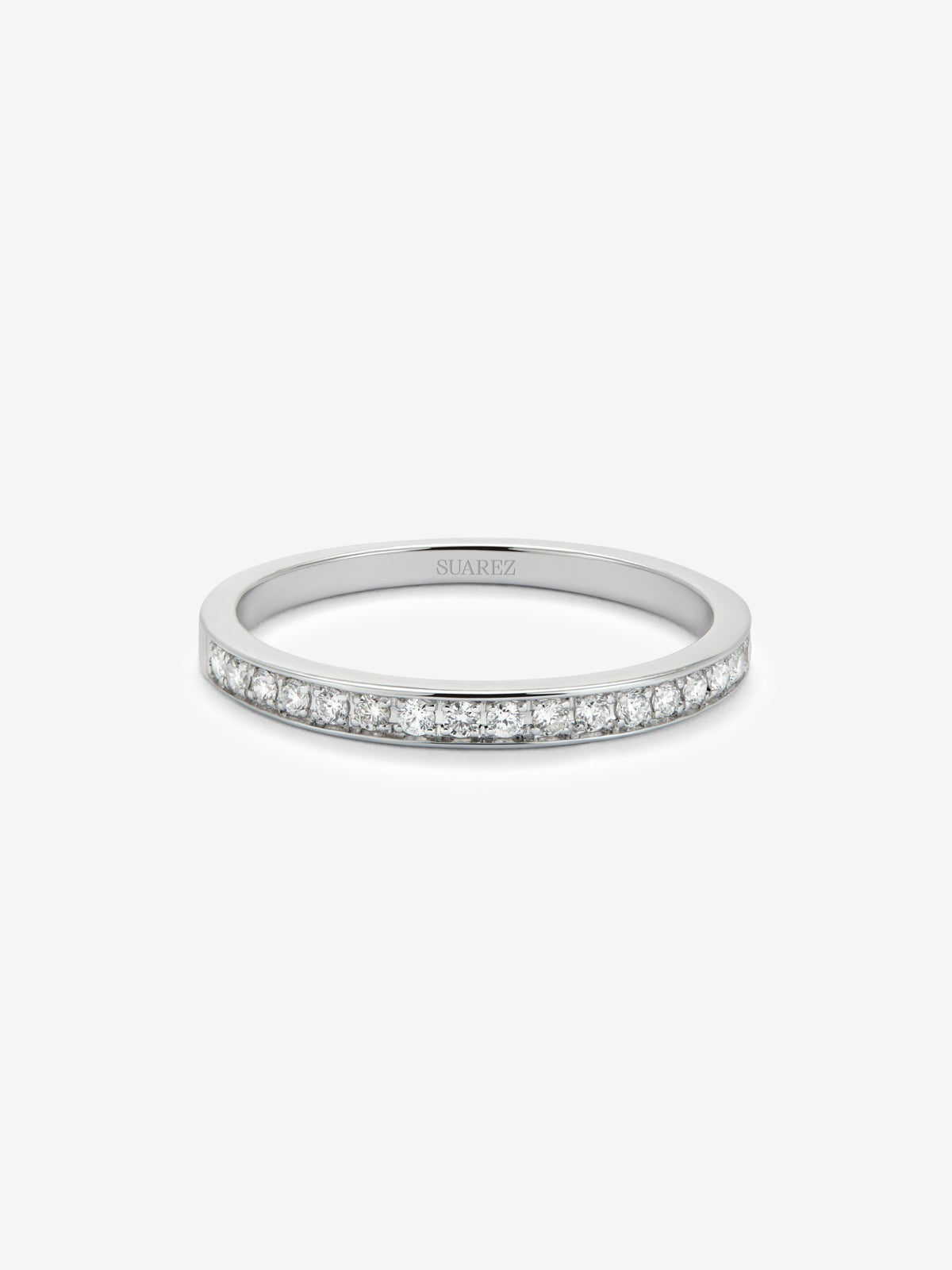 Media alianza de oro blanco de 18K con 18 diamantes en talla brillante con un total de 0,18 cts