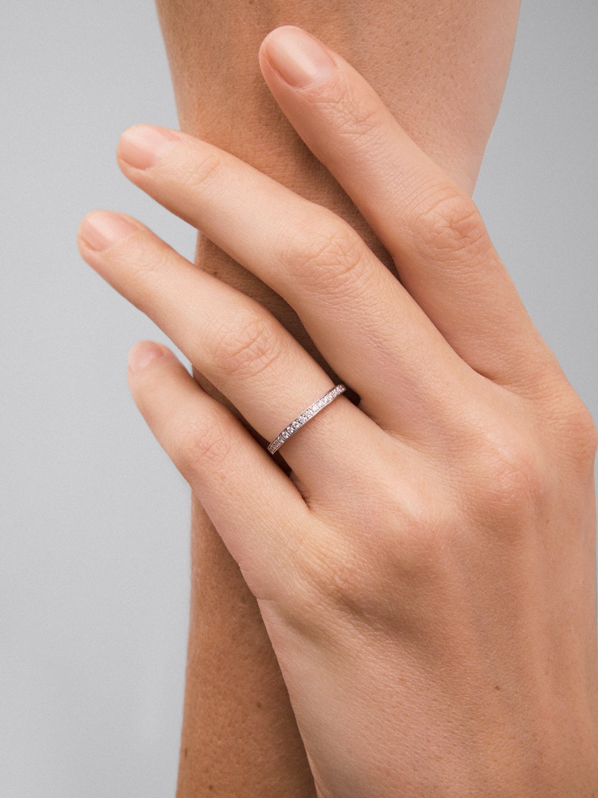 Media alianza de oro blanco de 18K con 18 diamantes en talla brillante con un total de 0,18 cts