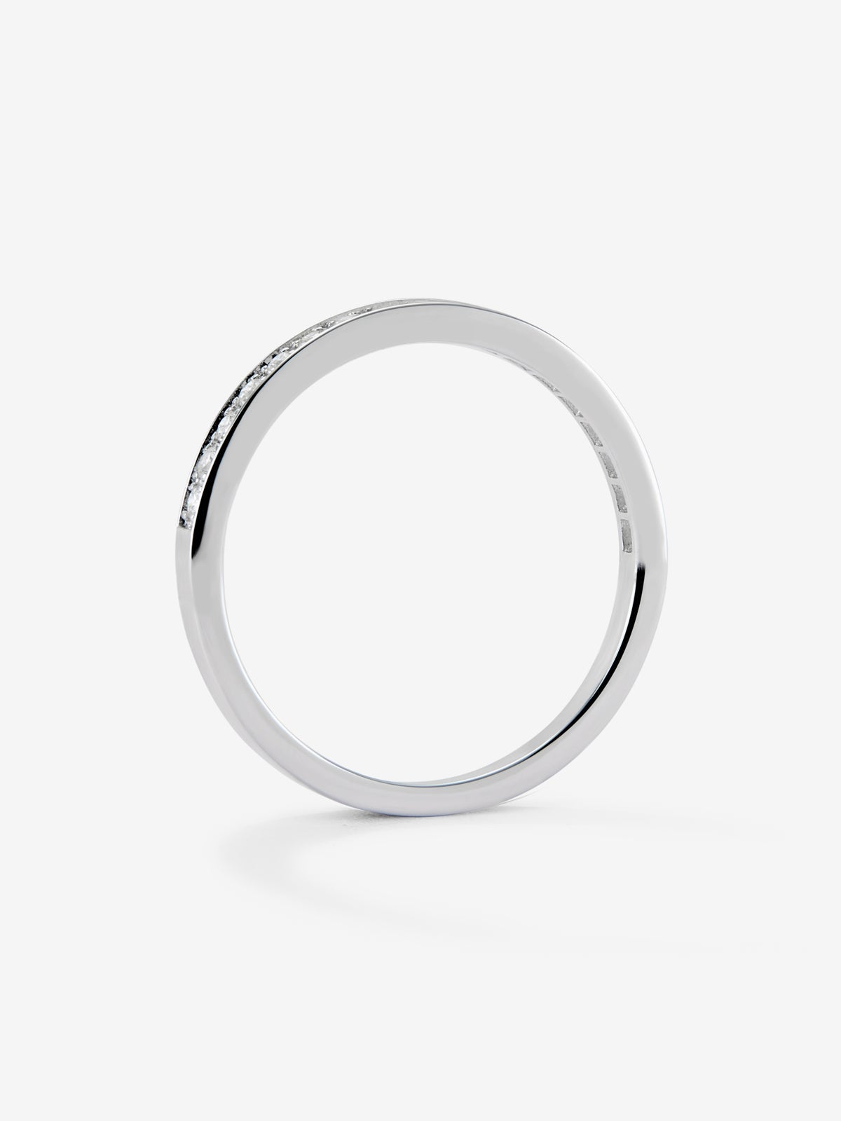 Media alianza de oro blanco de 18K con 18 diamantes en talla brillante con un total de 0,18 cts