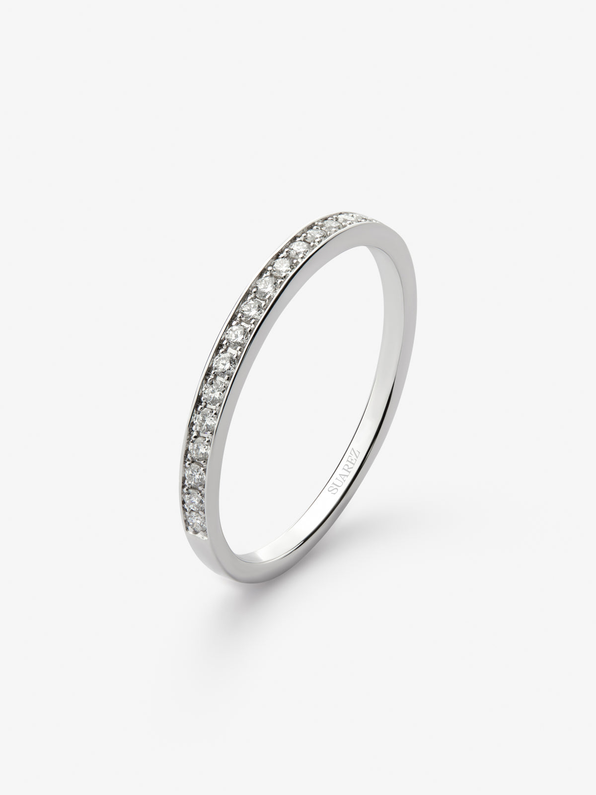 Media alianza de oro blanco de 18K con 18 diamantes en talla brillante con un total de 0,23cts