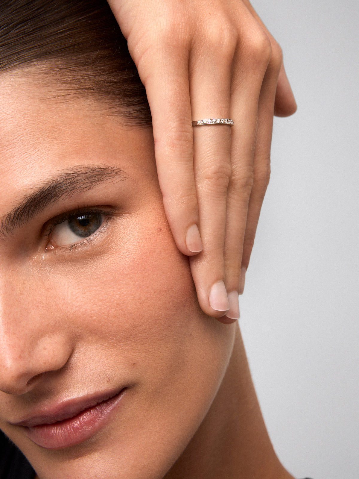 Media alianza de oro blanco de 18K con 18 diamantes en talla brillante con un total de 0,23cts