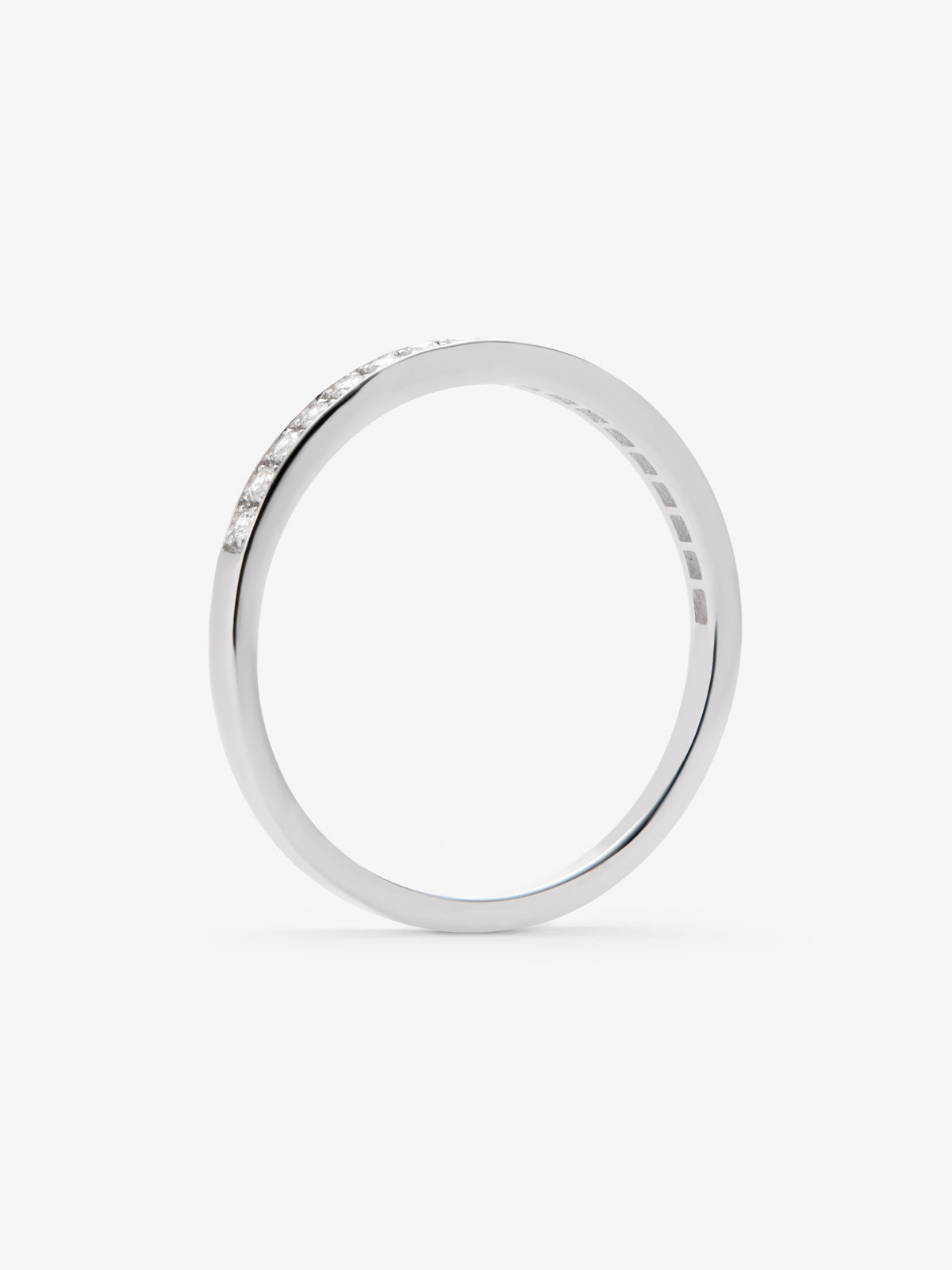 Media alianza de oro blanco de 18K con 18 diamantes en talla brillante con un total de 0,23cts
