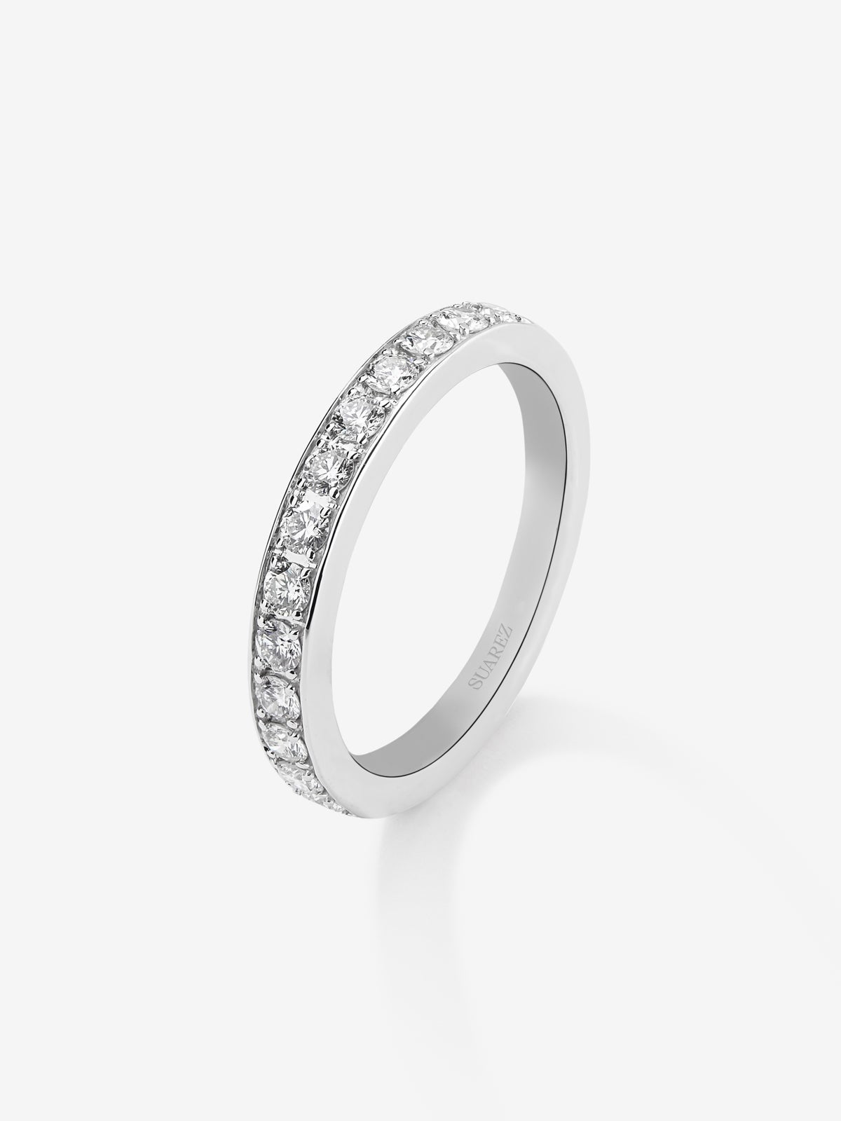 Alianza media de oro blanco de 18K con diamantes en talla brillante con un total de 0,36 cts