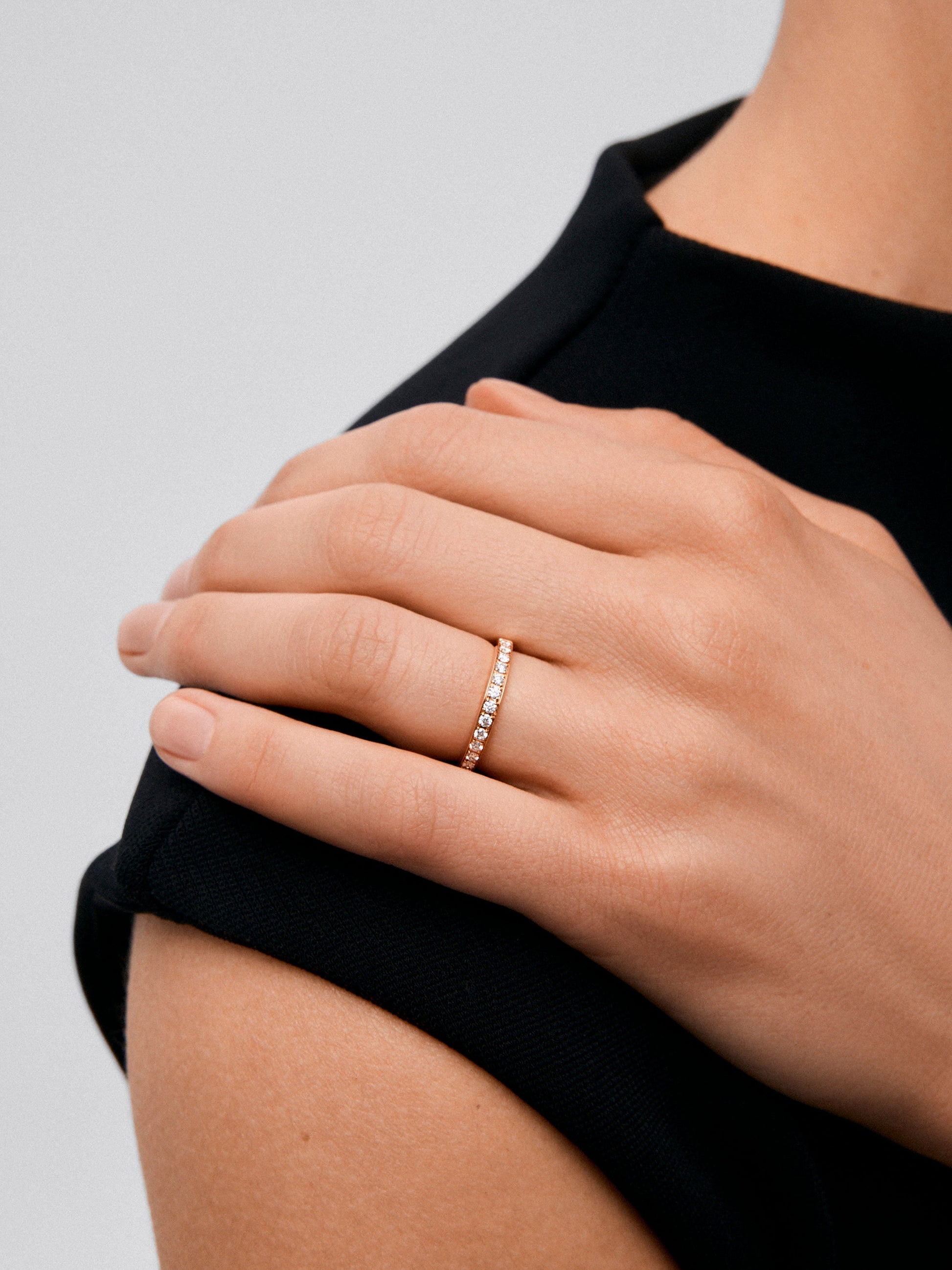 Media alianza de oro rosa de 18K con 16 diamantes en talla brillante con un total de 0,3 cts