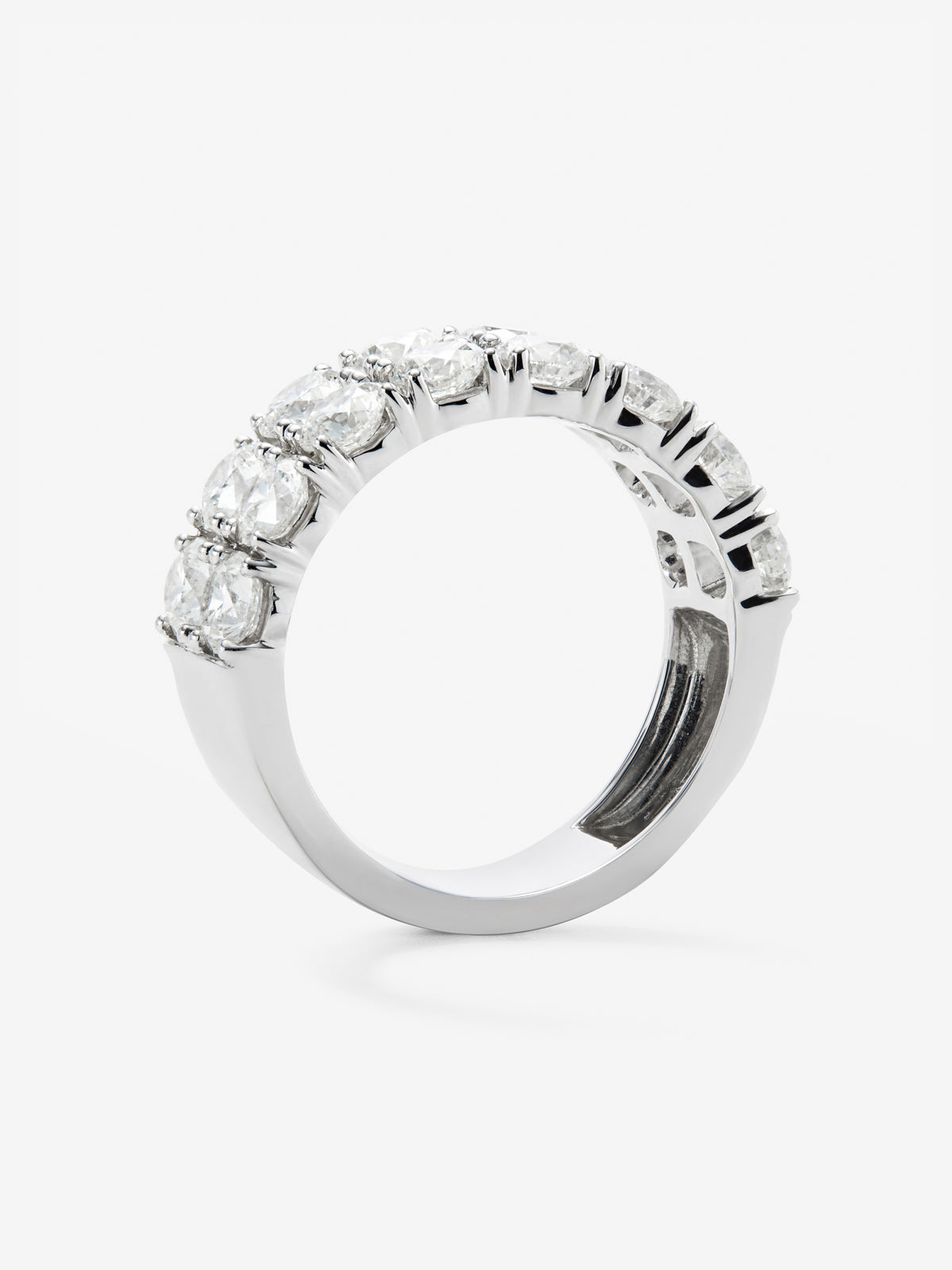 Alianza media multibrazo con 16 diamantes en talla brillante