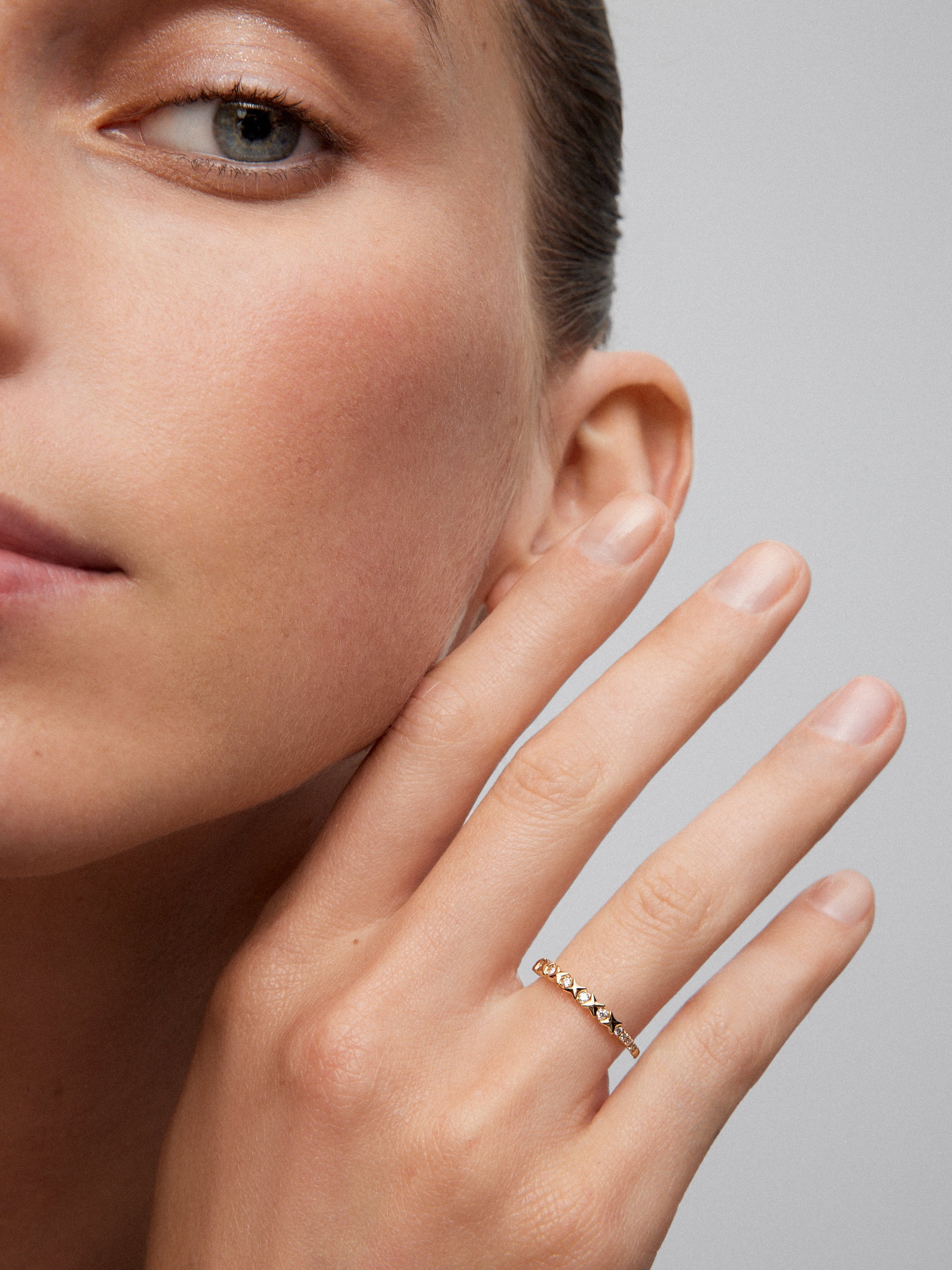 Anillo de oro amarillo de 18K con 13 diamantes en talla brillante con un total de 0,16 cts