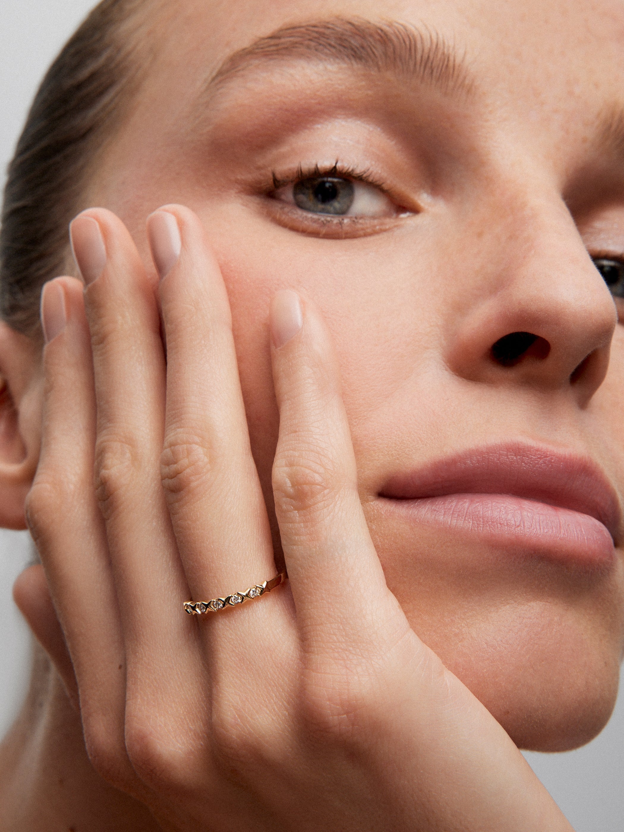 Anillo de oro amarillo de 18K con 5 diamantes en talla brillante con un total de 0,07 cts