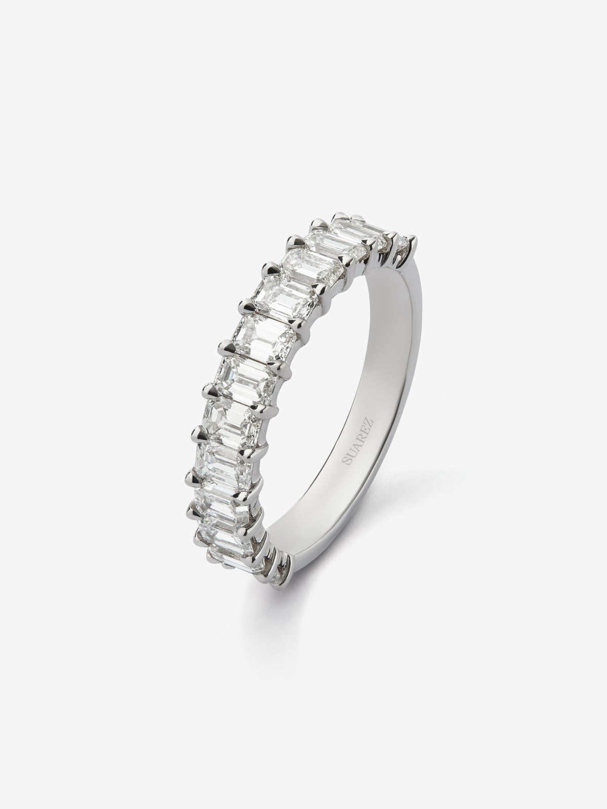 Media alianza de oro blanco de 18K con 13 diamantes en talla esmeralda con un total de 1,88 cts